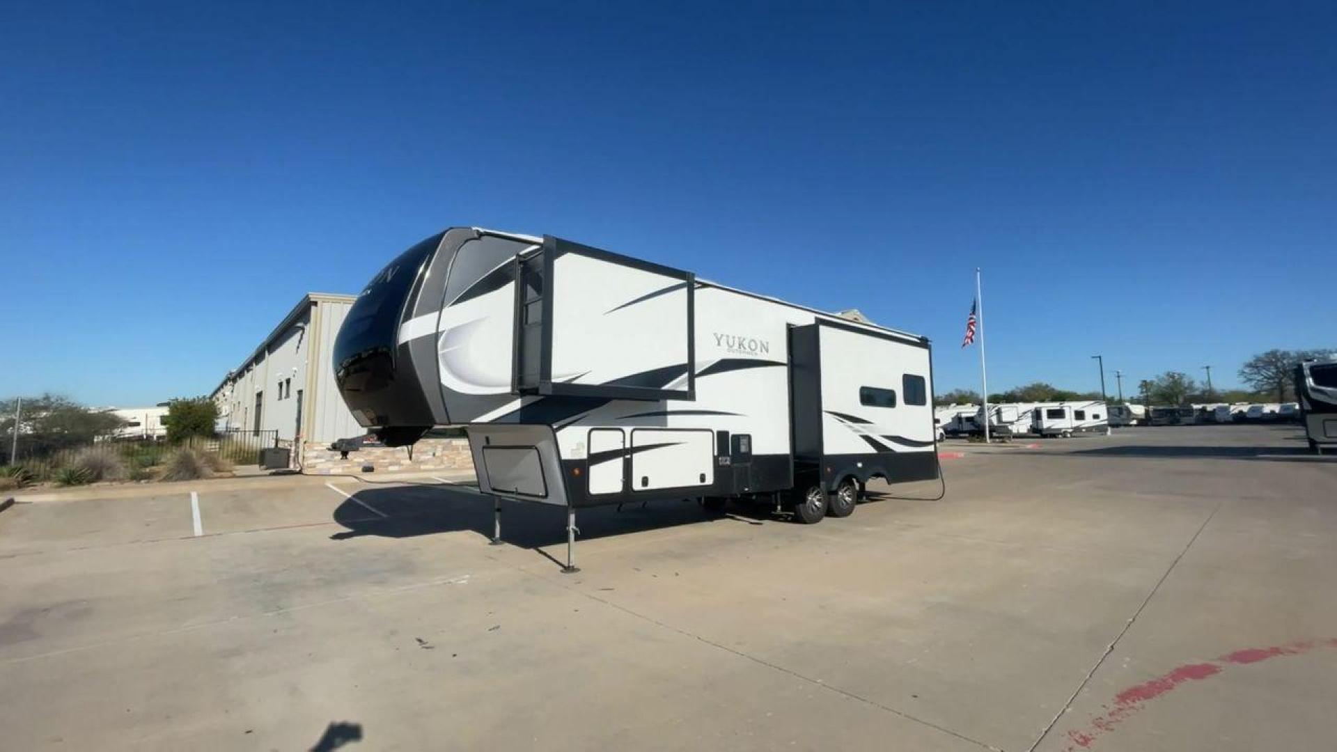 2022 KEYSTONE YUKON 320RL (4YDFYKR28NZ) , Length: 36.5 ft. | Dry Weight: 12,360 lbs. | Slides: 3 transmission, located at 4319 N Main Street, Cleburne, TX, 76033, (817) 221-0660, 32.435829, -97.384178 - A high-end fifth wheel that blends elegance and practicality for an unmatched camping experience is the 2022 Keystone Yukon 320RL. This model provides generous living quarters while maintaining exceptional durability. It measures 36.5 feet in length and has a dry weight of 12,360 pounds. The Yukon 3 - Photo#4