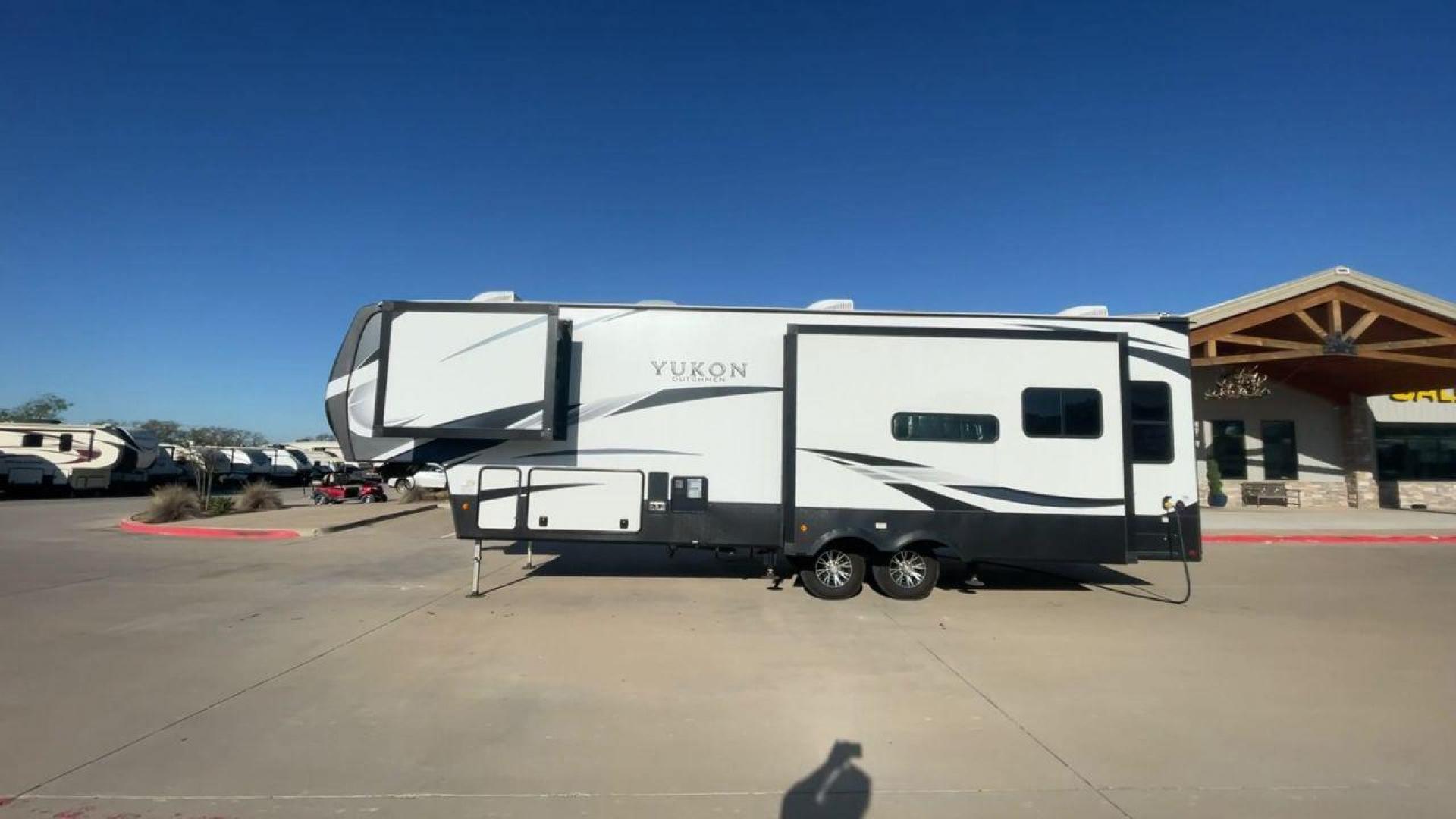 2022 KEYSTONE YUKON 320RL (4YDFYKR28NZ) , Length: 36.5 ft. | Dry Weight: 12,360 lbs. | Slides: 3 transmission, located at 4319 N Main Street, Cleburne, TX, 76033, (817) 221-0660, 32.435829, -97.384178 - A high-end fifth wheel that blends elegance and practicality for an unmatched camping experience is the 2022 Keystone Yukon 320RL. This model provides generous living quarters while maintaining exceptional durability. It measures 36.5 feet in length and has a dry weight of 12,360 pounds. The Yukon 3 - Photo#5