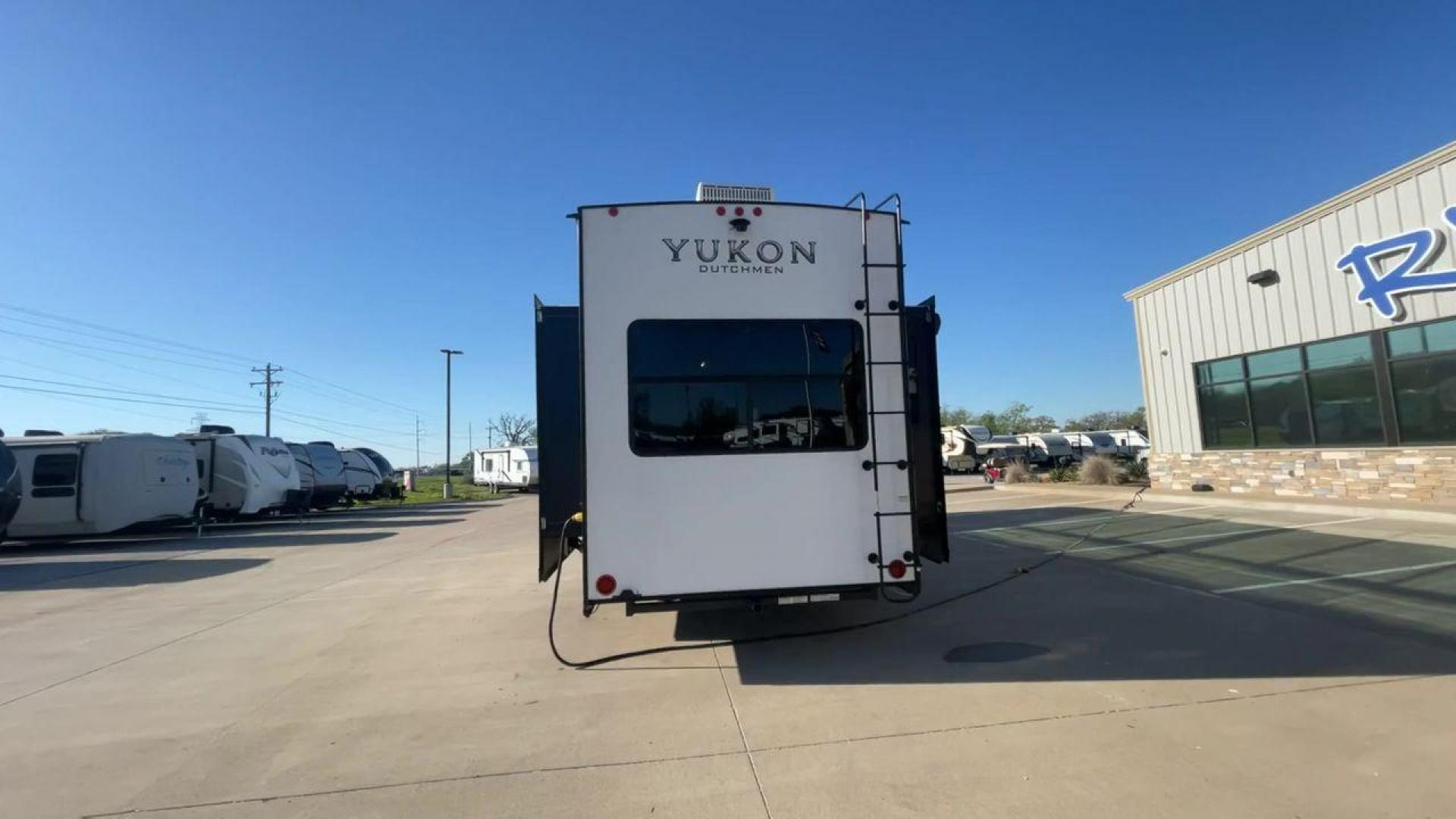 2022 KEYSTONE YUKON 320RL (4YDFYKR28NZ) , Length: 36.5 ft. | Dry Weight: 12,360 lbs. | Slides: 3 transmission, located at 4319 N Main Street, Cleburne, TX, 76033, (817) 221-0660, 32.435829, -97.384178 - A high-end fifth wheel that blends elegance and practicality for an unmatched camping experience is the 2022 Keystone Yukon 320RL. This model provides generous living quarters while maintaining exceptional durability. It measures 36.5 feet in length and has a dry weight of 12,360 pounds. The Yukon 3 - Photo#7