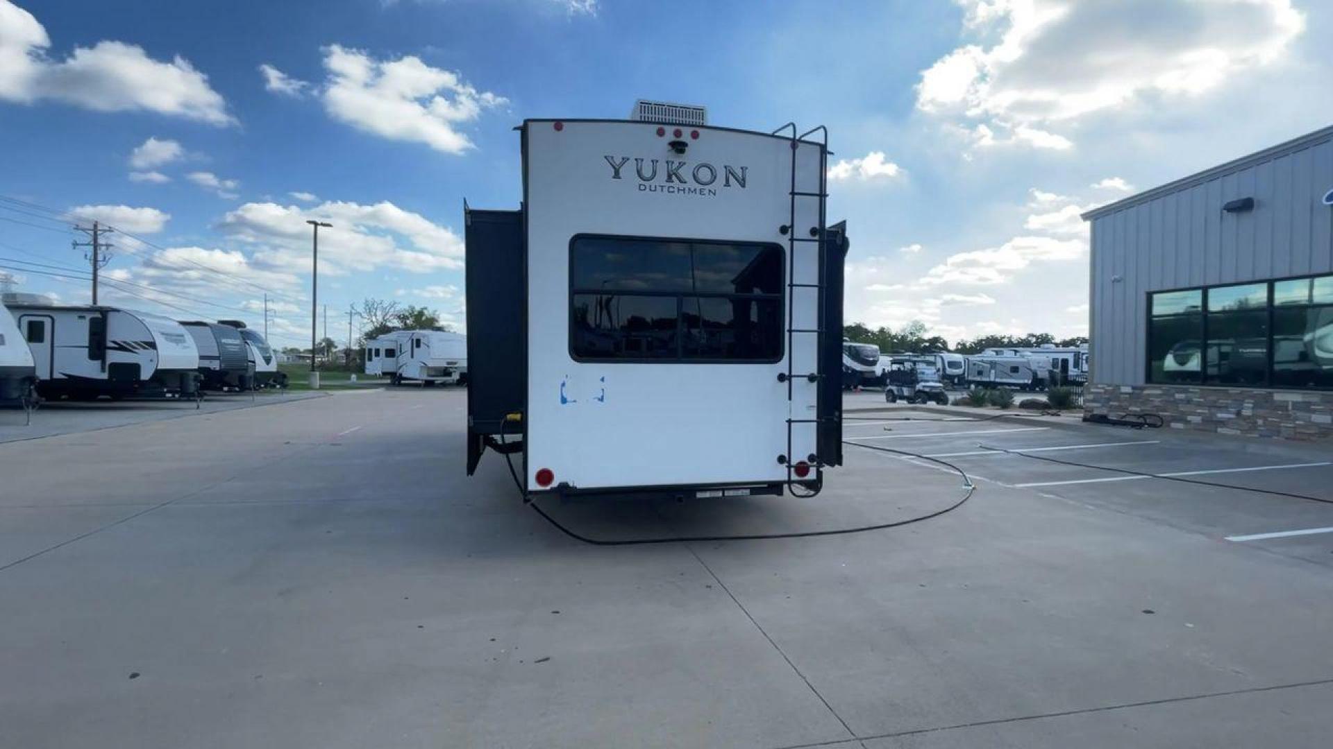 2022 KEYSTONE YUKON 320RL (4YDFYKR28NZ) , Length: 36.5 ft. | Dry Weight: 12,360 lbs. | Slides: 3 transmission, located at 4319 N Main Street, Cleburne, TX, 76033, (817) 221-0660, 32.435829, -97.384178 - A high-end fifth wheel that blends elegance and practicality for an unmatched camping experience is the 2022 Keystone Yukon 320RL. This model provides generous living quarters while maintaining exceptional durability. It measures 36.5 feet in length and has a dry weight of 12,360 pounds. The Yukon 3 - Photo#8