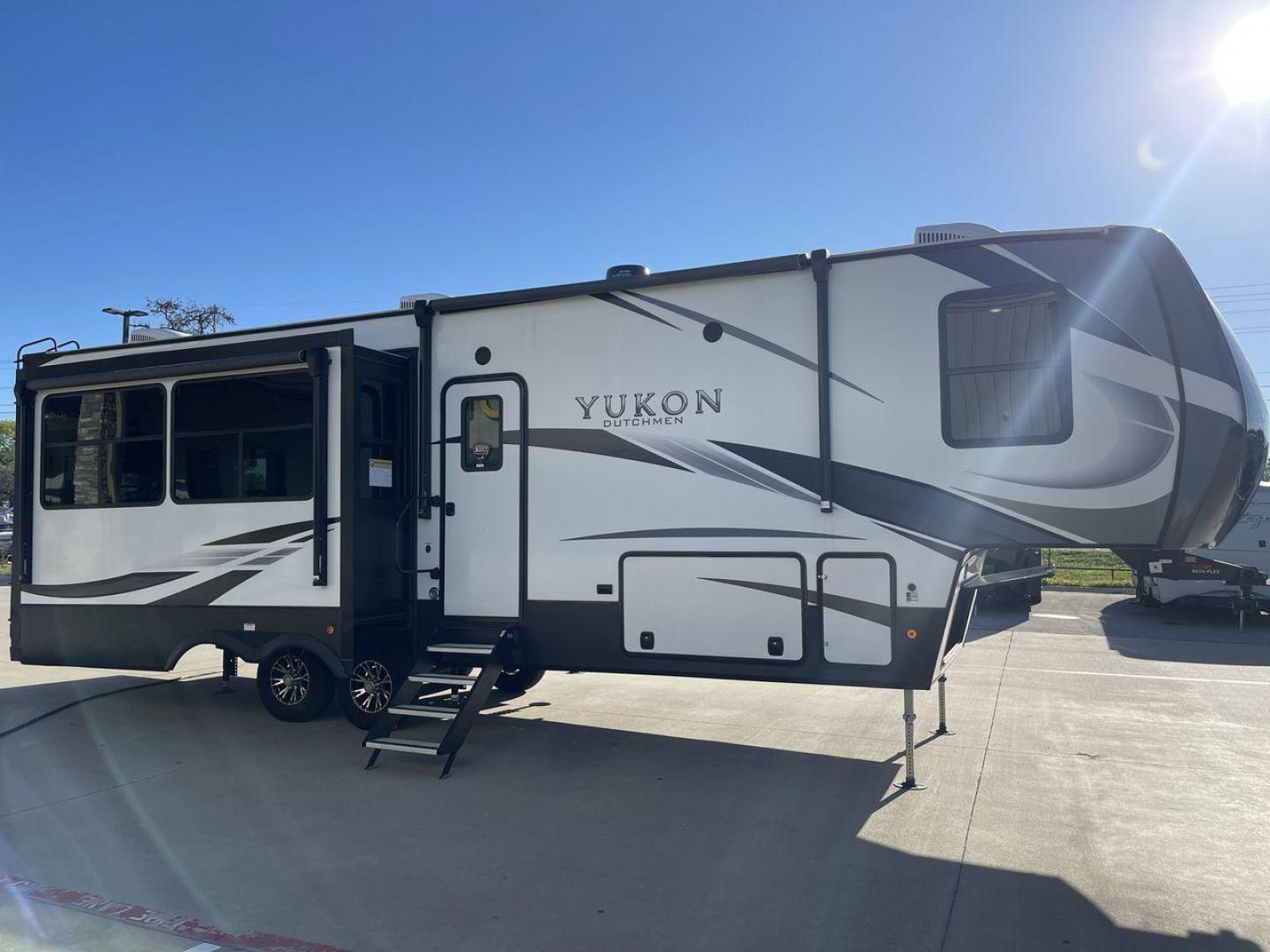 2022 KEYSTONE YUKON 320RL (4YDFYKR28NZ) , Length: 36.5 ft. | Dry Weight: 12,360 lbs. | Slides: 3 transmission, located at 4319 N Main Street, Cleburne, TX, 76033, (817) 221-0660, 32.435829, -97.384178 - A high-end fifth wheel that blends elegance and practicality for an unmatched camping experience is the 2022 Keystone Yukon 320RL. This model provides generous living quarters while maintaining exceptional durability. It measures 36.5 feet in length and has a dry weight of 12,360 pounds. The Yukon 3 - Photo#22