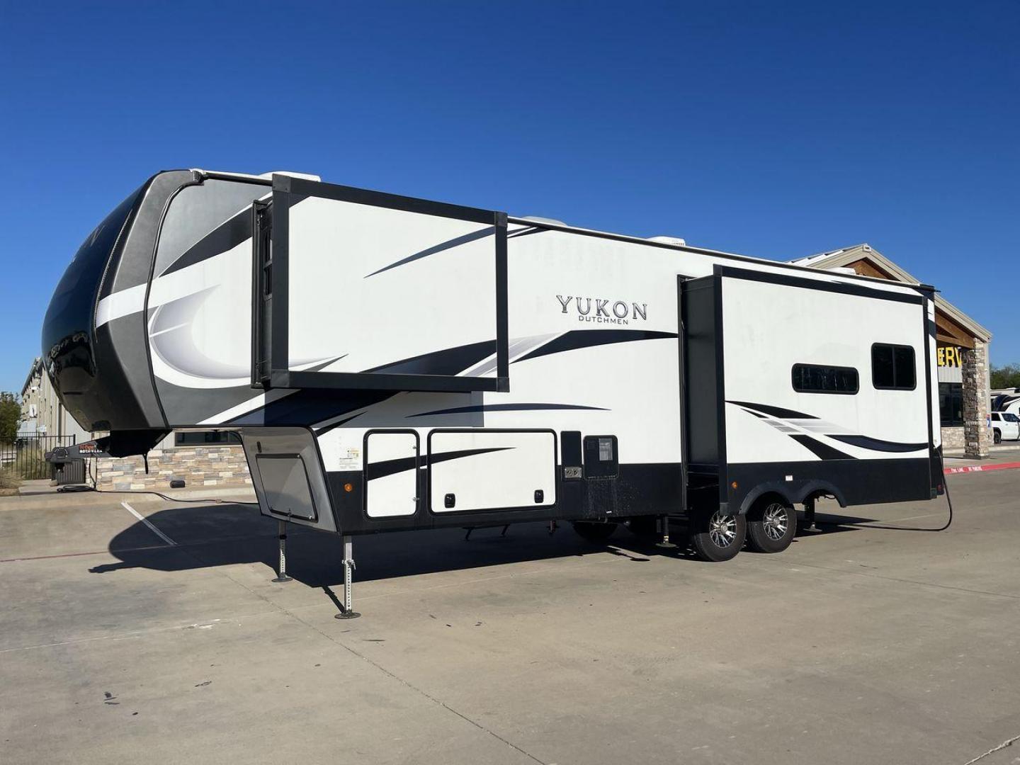 2022 KEYSTONE YUKON 320RL (4YDFYKR28NZ) , Length: 36.5 ft. | Dry Weight: 12,360 lbs. | Slides: 3 transmission, located at 4319 N Main Street, Cleburne, TX, 76033, (817) 221-0660, 32.435829, -97.384178 - A high-end fifth wheel that blends elegance and practicality for an unmatched camping experience is the 2022 Keystone Yukon 320RL. This model provides generous living quarters while maintaining exceptional durability. It measures 36.5 feet in length and has a dry weight of 12,360 pounds. The Yukon 3 - Photo#23