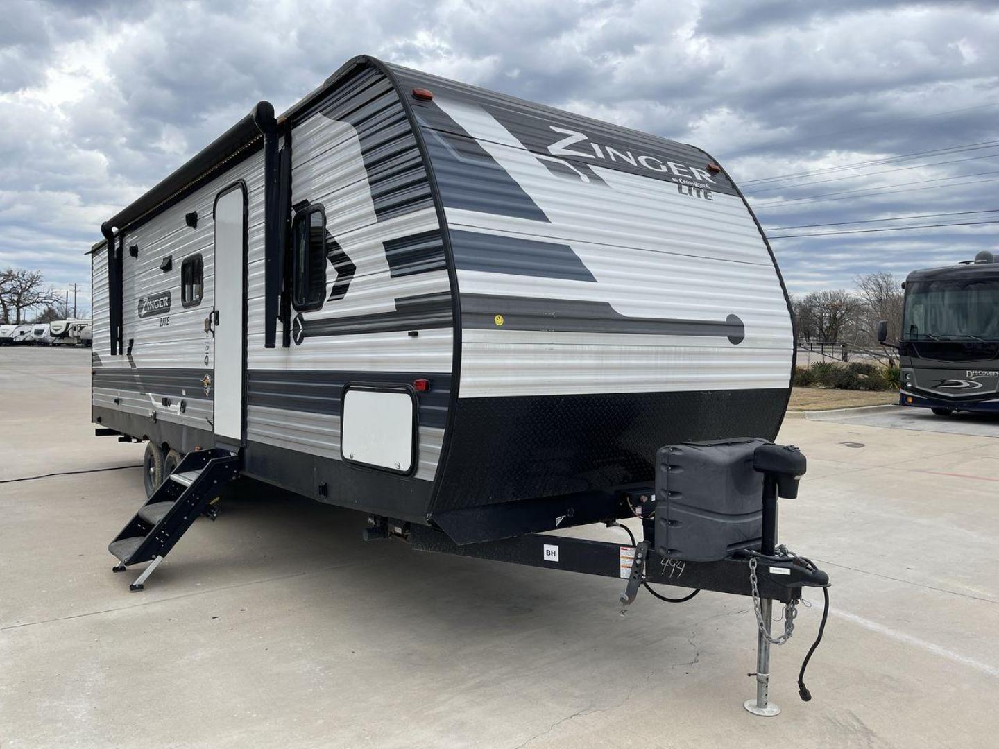 2022 KEYSTONE ZINGER 270BH (4YDTZRN2XNS) , Length: 31.92 ft. | Dry Weight: 6,132 lbs. | Slides: 1 transmission, located at 4319 N Main Street, Cleburne, TX, 76033, (817) 221-0660, 32.435829, -97.384178 - The 2022 Keystone Zinger 270BH is a versatile and family-friendly travel trailer that offers a comfortable and spacious interior. As you enter the travel trailer, you will find yourself in the main living area, which features a large slide-out. This slide-out houses a booth dinette and a sofa. The b - Photo#22