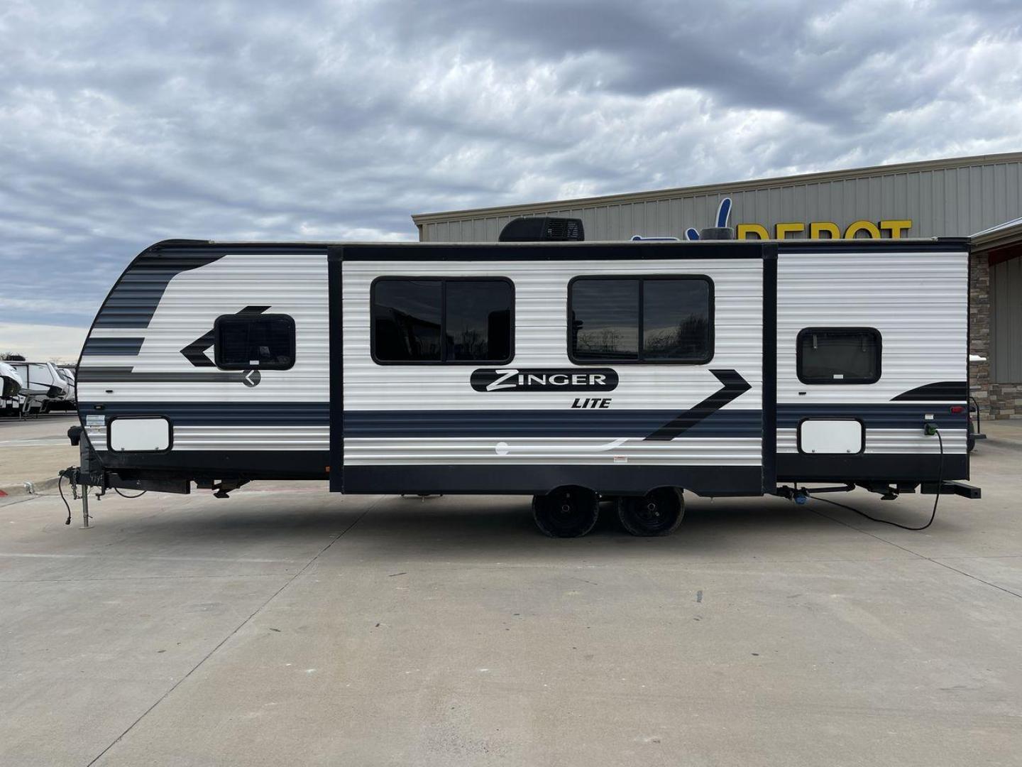 2022 KEYSTONE ZINGER 270BH (4YDTZRN2XNS) , Length: 31.92 ft. | Dry Weight: 6,132 lbs. | Slides: 1 transmission, located at 4319 N Main Street, Cleburne, TX, 76033, (817) 221-0660, 32.435829, -97.384178 - The 2022 Keystone Zinger 270BH is a versatile and family-friendly travel trailer that offers a comfortable and spacious interior. As you enter the travel trailer, you will find yourself in the main living area, which features a large slide-out. This slide-out houses a booth dinette and a sofa. The b - Photo#23