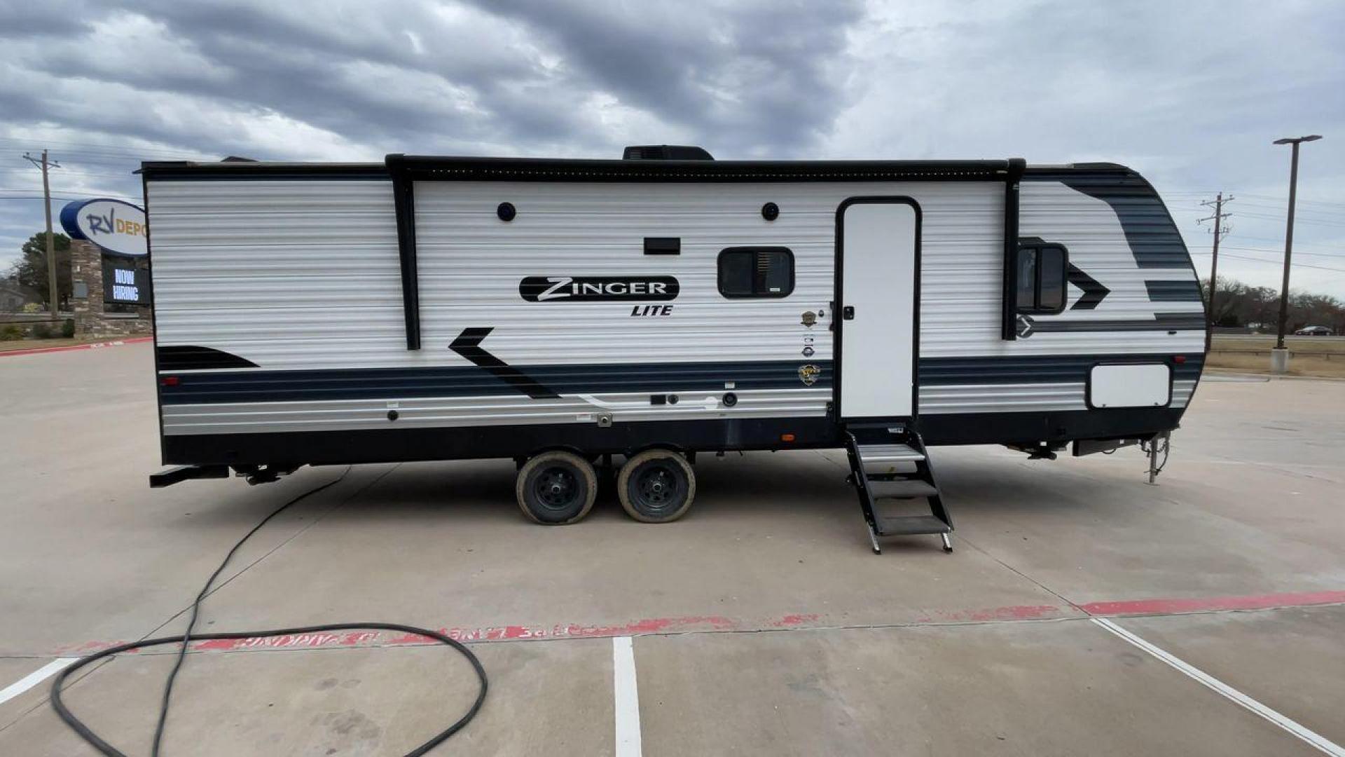 2022 KEYSTONE ZINGER 270BH (4YDTZRN2XNS) , Length: 31.92 ft. | Dry Weight: 6,132 lbs. | Slides: 1 transmission, located at 4319 N Main Street, Cleburne, TX, 76033, (817) 221-0660, 32.435829, -97.384178 - The 2022 Keystone Zinger 270BH is a versatile and family-friendly travel trailer that offers a comfortable and spacious interior. As you enter the travel trailer, you will find yourself in the main living area, which features a large slide-out. This slide-out houses a booth dinette and a sofa. The b - Photo#2