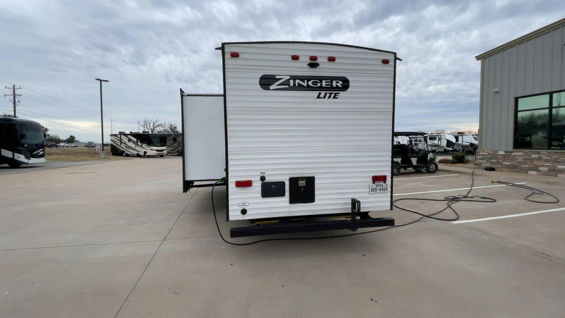 2022 KEYSTONE ZINGER 270BH (4YDTZRN2XNS) , Length: 31.92 ft. | Dry Weight: 6,132 lbs. | Slides: 1 transmission, located at 4319 N Main Street, Cleburne, TX, 76033, (817) 221-0660, 32.435829, -97.384178 - The 2022 Keystone Zinger 270BH is a versatile and family-friendly travel trailer that offers a comfortable and spacious interior. As you enter the travel trailer, you will find yourself in the main living area, which features a large slide-out. This slide-out houses a booth dinette and a sofa. The b - Photo#8