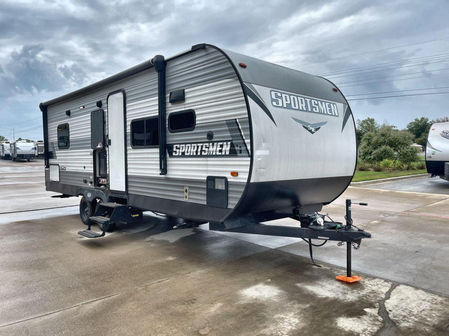 2022 KZRV SPORTSMEN 231FKKSE (4EZTU242XN5) , Length: 27.42 ft. | Dry Weight: 5,150 lbs. | Gross Weight: 7,000 lbs. | Slides: 1 transmission, located at 4319 N Main Street, Cleburne, TX, 76033, (817) 221-0660, 32.435829, -97.384178 - Photo#22