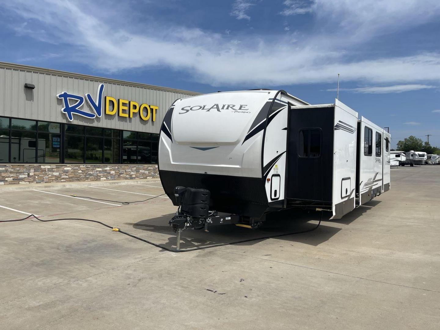 2022 PALOMINO SOLAIRE 320TSBH (4X4TPAH22NN) , located at 4319 N Main Street, Cleburne, TX, 76033, (817) 221-0660, 32.435829, -97.384178 - Photo#0