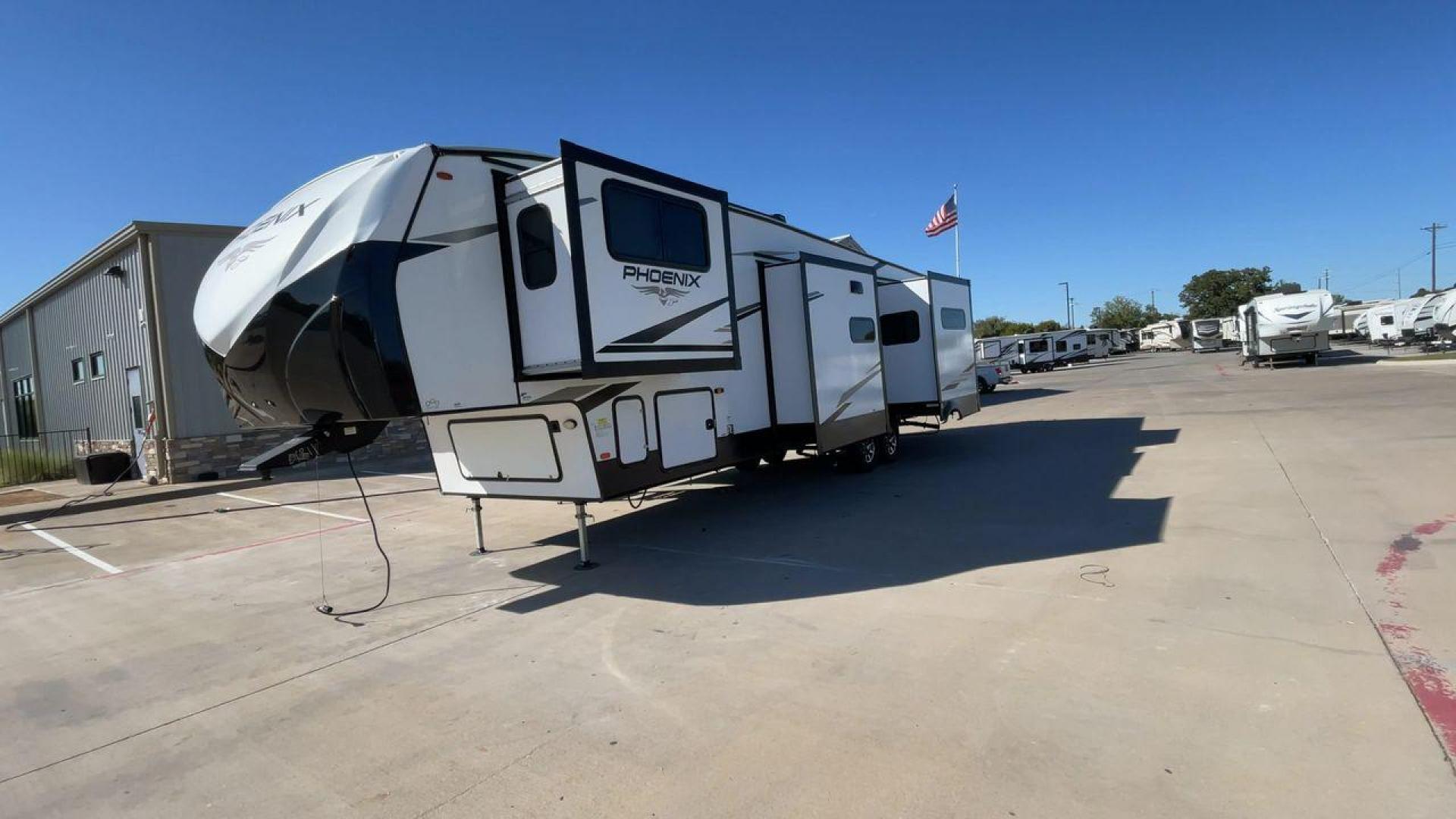 2022 SHASTA PHOENIX 334FL (5ZT3SPYBXNA) , Length: 42.17 ft. | Dry Weight: 12,400 lbs. | Gross Weight: 15,000 lbs. | Slides: 5 transmission, located at 4319 N Main Street, Cleburne, TX, 76033, (817) 221-0660, 32.435829, -97.384178 - Photo#5