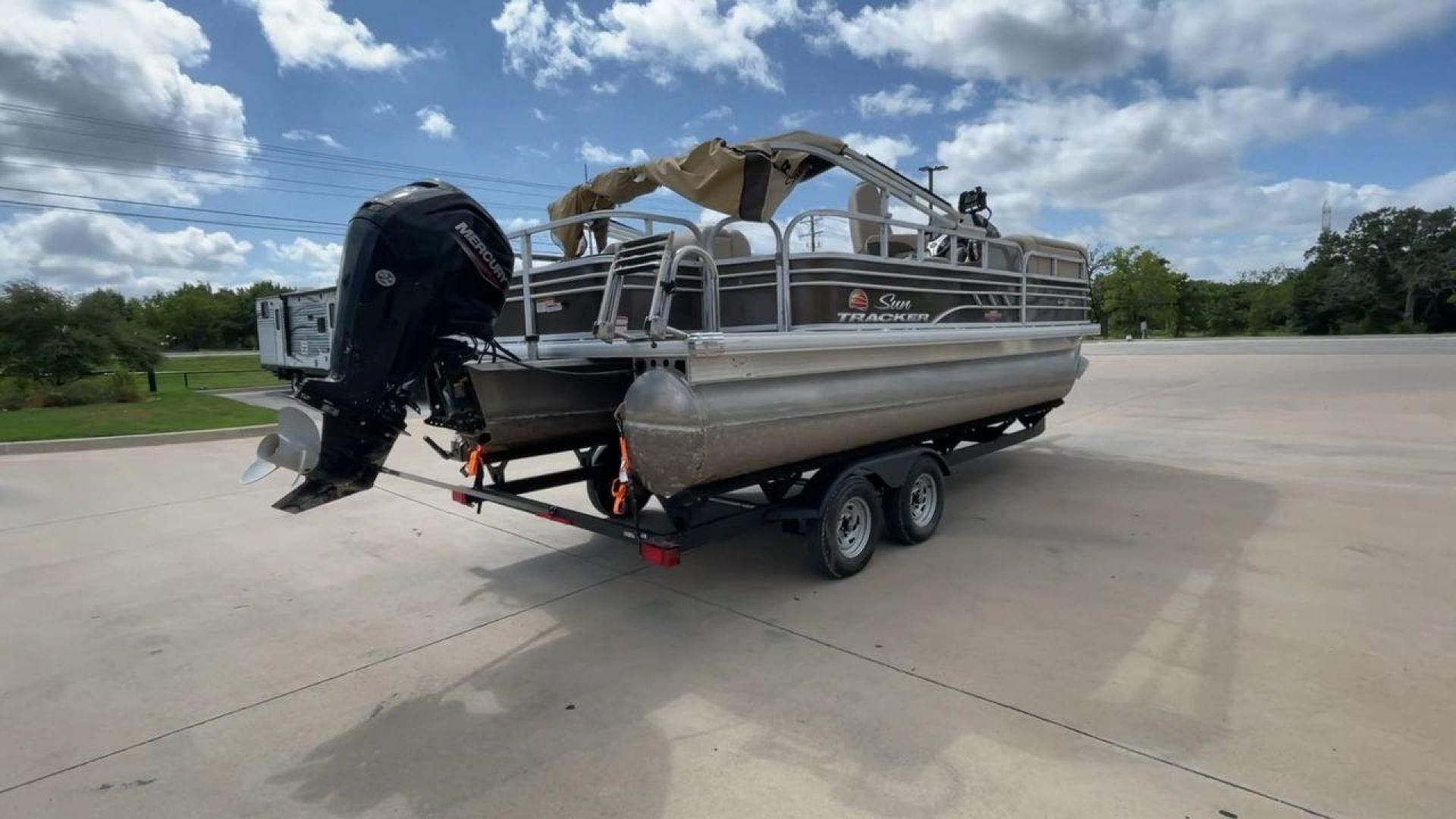 2022 SUNTRACKER SF20 (BUJ82649G22) , Length: 21.92 ft. | Dry Weight: 1940 lbs. transmission, located at 4319 N Main Street, Cleburne, TX, 76033, (817) 221-0660, 32.435829, -97.384178 - Photo#1