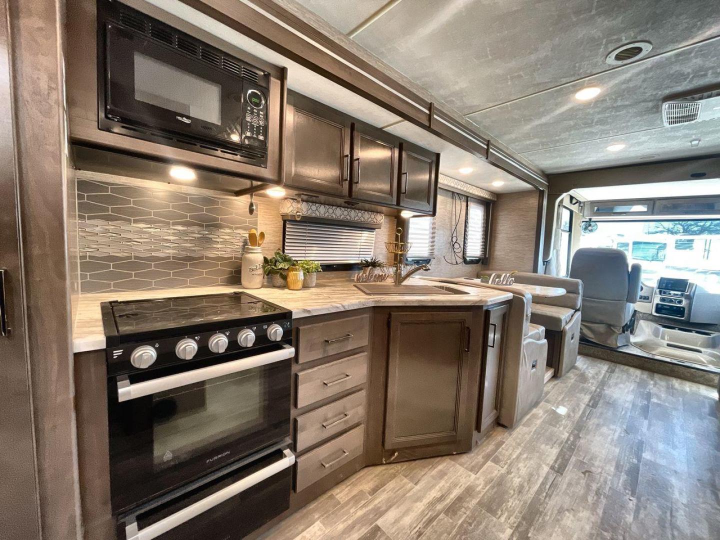 2022 THOR FREEDOM TRAVELER A30 (1F65F5DN8L0) , located at 4319 N Main Street, Cleburne, TX, 76033, (817) 221-0660, 32.435829, -97.384178 - Photo#12