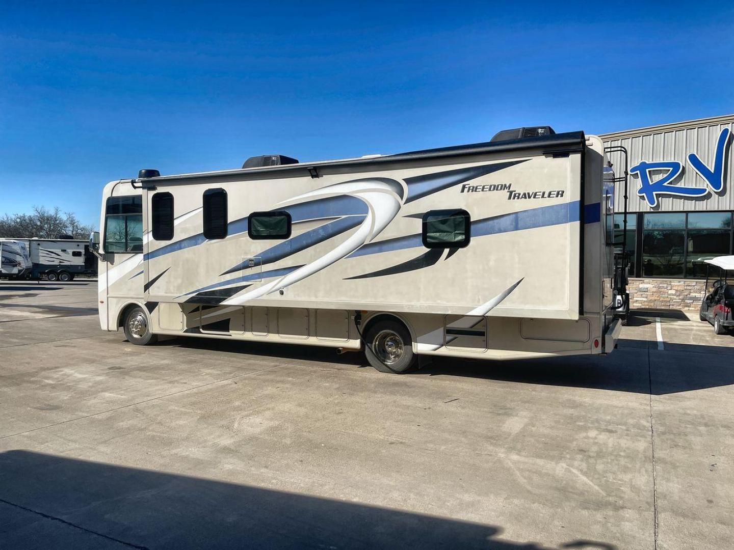 2022 THOR FREEDOM TRAVELER A30 (1F65F5DN8L0) , located at 4319 N Main Street, Cleburne, TX, 76033, (817) 221-0660, 32.435829, -97.384178 - Photo#28