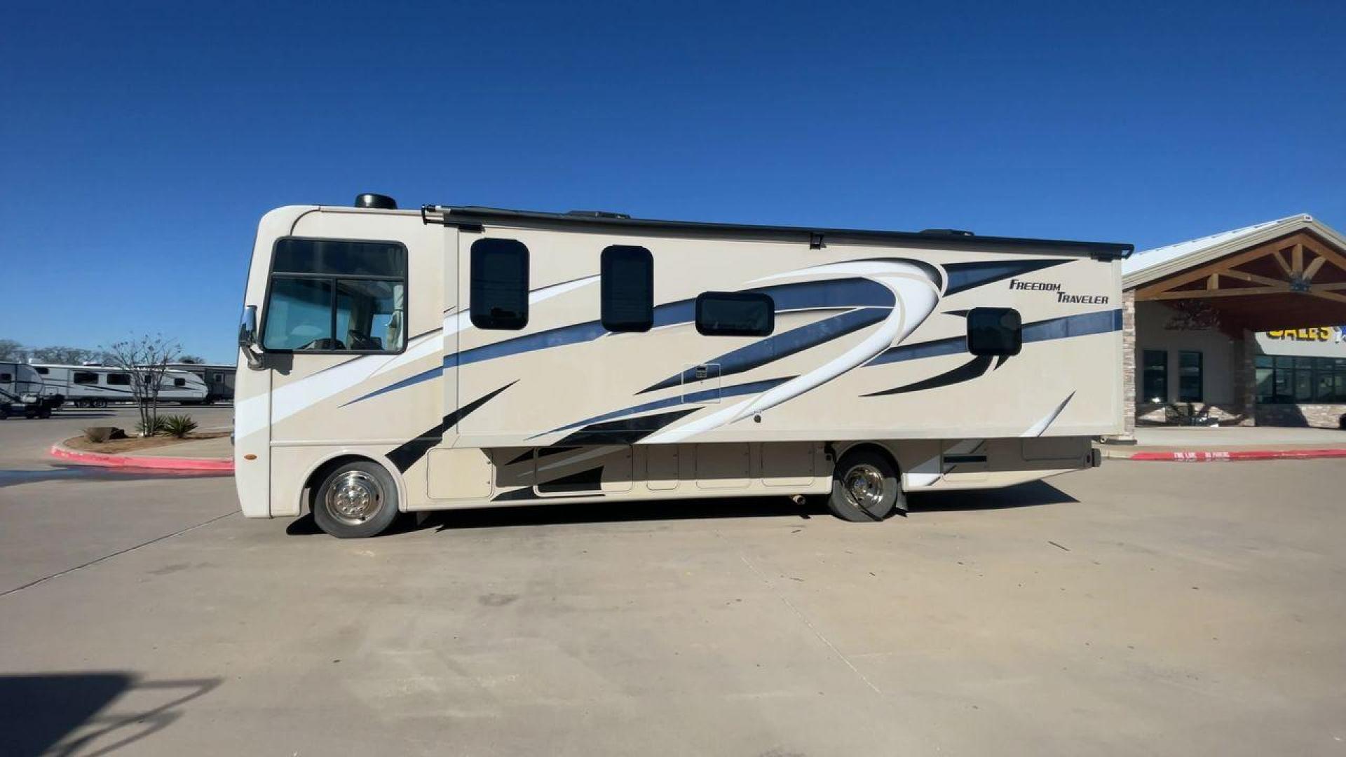 2022 THOR FREEDOM TRAVELER A30 (1F65F5DN8L0) , located at 4319 N Main Street, Cleburne, TX, 76033, (817) 221-0660, 32.435829, -97.384178 - Photo#6