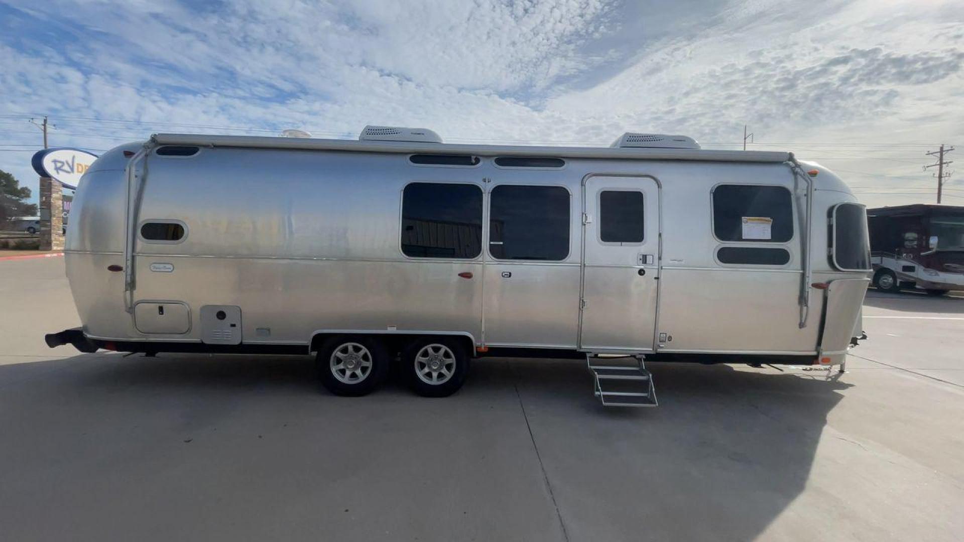 2023 AIRSTREAM FLYING CLOUD 30FB (1STC9YP21PJ) , Length: 30.83 ft | Dry Weight: 6,672 lbs | Gross Weight: 8,800 lbs | Slides: 0 transmission, located at 4319 N Main Street, Cleburne, TX, 76033, (817) 221-0660, 32.435829, -97.384178 - With a length of 30.83 feet, the 2023 Airstream Flying Cloud 30FB provides ample space for a luxurious camping experience. Its dry weight of 6,672 lbs makes it relatively lightweight for towing, while its gross weight capacity of 8,800 lbs ensures you can pack all the essentials for your trip. The i - Photo#2