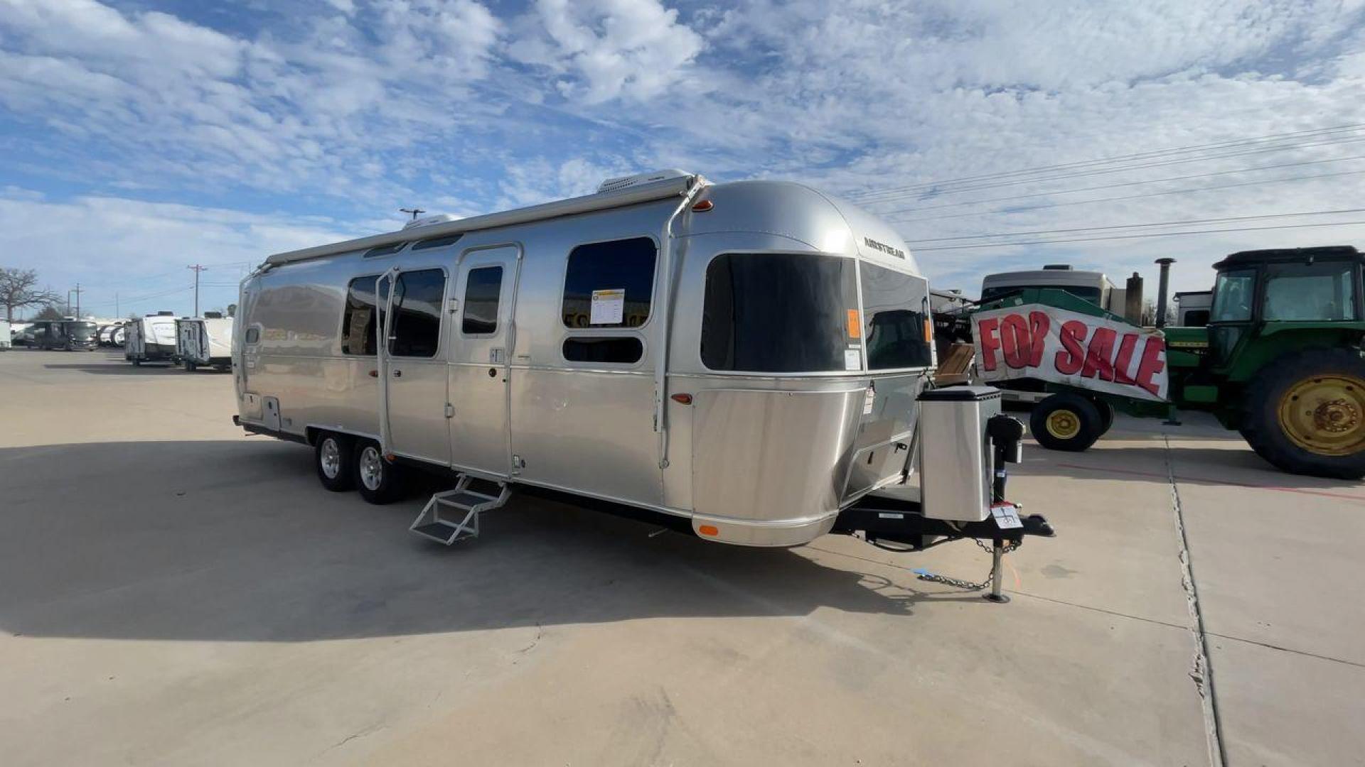 2023 AIRSTREAM FLYING CLOUD 30FB (1STC9YP21PJ) , Length: 30.83 ft | Dry Weight: 6,672 lbs | Gross Weight: 8,800 lbs | Slides: 0 transmission, located at 4319 N Main Street, Cleburne, TX, 76033, (817) 221-0660, 32.435829, -97.384178 - With a length of 30.83 feet, the 2023 Airstream Flying Cloud 30FB provides ample space for a luxurious camping experience. Its dry weight of 6,672 lbs makes it relatively lightweight for towing, while its gross weight capacity of 8,800 lbs ensures you can pack all the essentials for your trip. The i - Photo#3