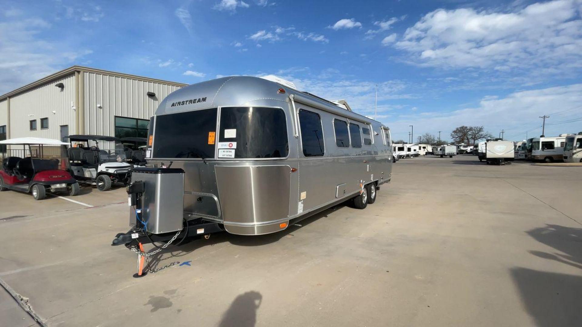 2023 AIRSTREAM FLYING CLOUD 30FB (1STC9YP21PJ) , Length: 30.83 ft | Dry Weight: 6,672 lbs | Gross Weight: 8,800 lbs | Slides: 0 transmission, located at 4319 N Main Street, Cleburne, TX, 76033, (817) 221-0660, 32.435829, -97.384178 - With a length of 30.83 feet, the 2023 Airstream Flying Cloud 30FB provides ample space for a luxurious camping experience. Its dry weight of 6,672 lbs makes it relatively lightweight for towing, while its gross weight capacity of 8,800 lbs ensures you can pack all the essentials for your trip. The i - Photo#5