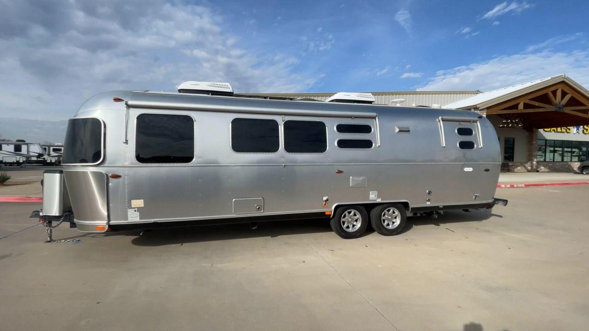 2023 AIRSTREAM FLYING CLOUD 30FB (1STC9YP21PJ) , Length: 30.83 ft | Dry Weight: 6,672 lbs | Gross Weight: 8,800 lbs | Slides: 0 transmission, located at 4319 N Main Street, Cleburne, TX, 76033, (817) 221-0660, 32.435829, -97.384178 - With a length of 30.83 feet, the 2023 Airstream Flying Cloud 30FB provides ample space for a luxurious camping experience. Its dry weight of 6,672 lbs makes it relatively lightweight for towing, while its gross weight capacity of 8,800 lbs ensures you can pack all the essentials for your trip. The i - Photo#6