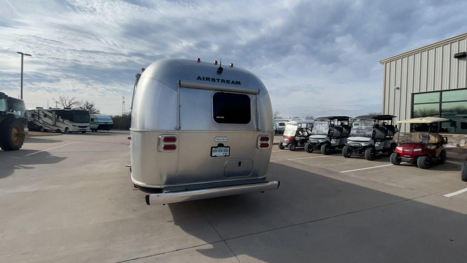 2023 AIRSTREAM FLYING CLOUD 30FB (1STC9YP21PJ) , Length: 30.83 ft | Dry Weight: 6,672 lbs | Gross Weight: 8,800 lbs | Slides: 0 transmission, located at 4319 N Main Street, Cleburne, TX, 76033, (817) 221-0660, 32.435829, -97.384178 - With a length of 30.83 feet, the 2023 Airstream Flying Cloud 30FB provides ample space for a luxurious camping experience. Its dry weight of 6,672 lbs makes it relatively lightweight for towing, while its gross weight capacity of 8,800 lbs ensures you can pack all the essentials for your trip. The i - Photo#8