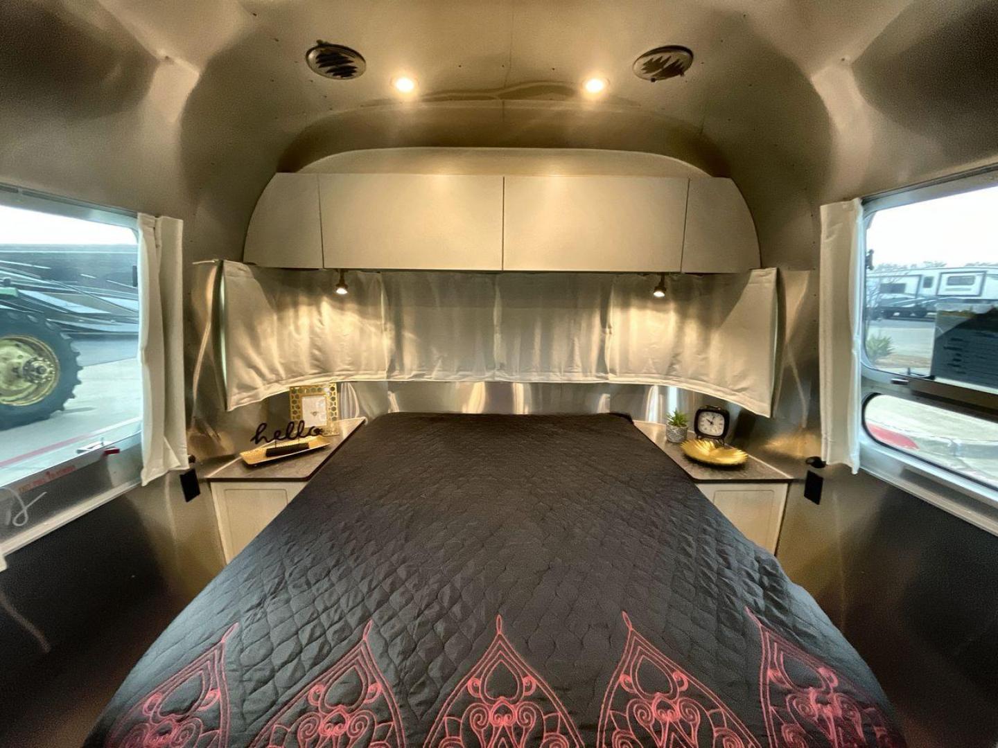 2023 AIRSTREAM FLYING CLOUD 30FB (1STC9YP21PJ) , Length: 30.83 ft | Dry Weight: 6,672 lbs | Gross Weight: 8,800 lbs | Slides: 0 transmission, located at 4319 N Main Street, Cleburne, TX, 76033, (817) 221-0660, 32.435829, -97.384178 - With a length of 30.83 feet, the 2023 Airstream Flying Cloud 30FB provides ample space for a luxurious camping experience. Its dry weight of 6,672 lbs makes it relatively lightweight for towing, while its gross weight capacity of 8,800 lbs ensures you can pack all the essentials for your trip. The i - Photo#16