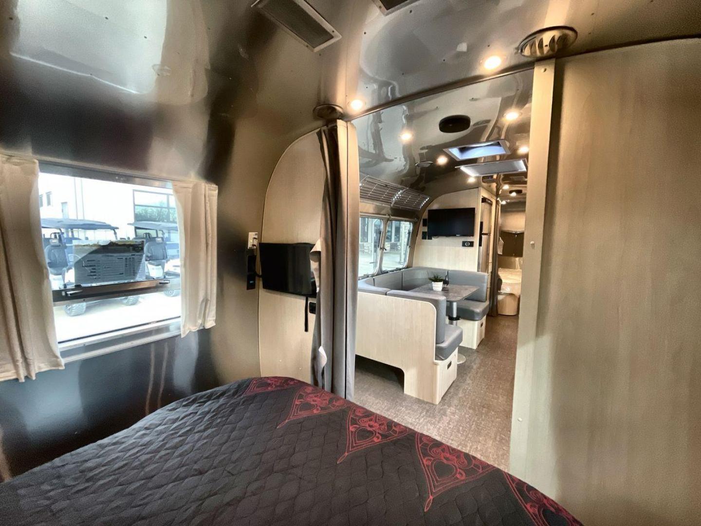 2023 AIRSTREAM FLYING CLOUD 30FB (1STC9YP21PJ) , Length: 30.83 ft | Dry Weight: 6,672 lbs | Gross Weight: 8,800 lbs | Slides: 0 transmission, located at 4319 N Main Street, Cleburne, TX, 76033, (817) 221-0660, 32.435829, -97.384178 - With a length of 30.83 feet, the 2023 Airstream Flying Cloud 30FB provides ample space for a luxurious camping experience. Its dry weight of 6,672 lbs makes it relatively lightweight for towing, while its gross weight capacity of 8,800 lbs ensures you can pack all the essentials for your trip. The i - Photo#17