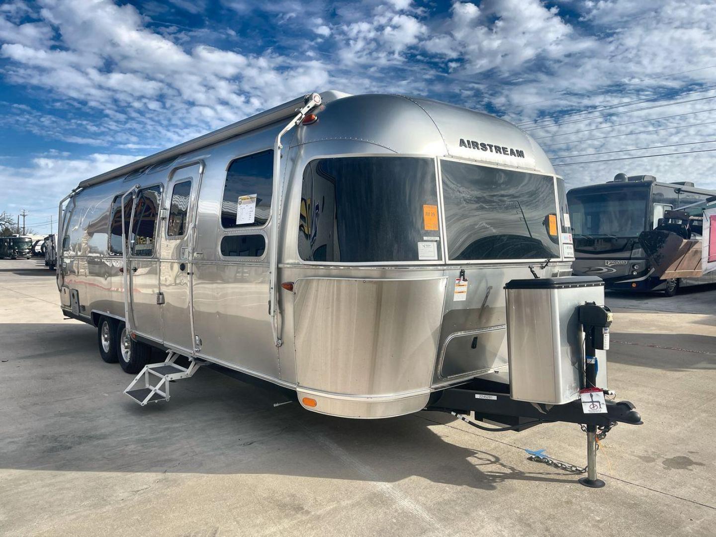 2023 AIRSTREAM FLYING CLOUD 30FB (1STC9YP21PJ) , Length: 30.83 ft | Dry Weight: 6,672 lbs | Gross Weight: 8,800 lbs | Slides: 0 transmission, located at 4319 N Main Street, Cleburne, TX, 76033, (817) 221-0660, 32.435829, -97.384178 - With a length of 30.83 feet, the 2023 Airstream Flying Cloud 30FB provides ample space for a luxurious camping experience. Its dry weight of 6,672 lbs makes it relatively lightweight for towing, while its gross weight capacity of 8,800 lbs ensures you can pack all the essentials for your trip. The i - Photo#23