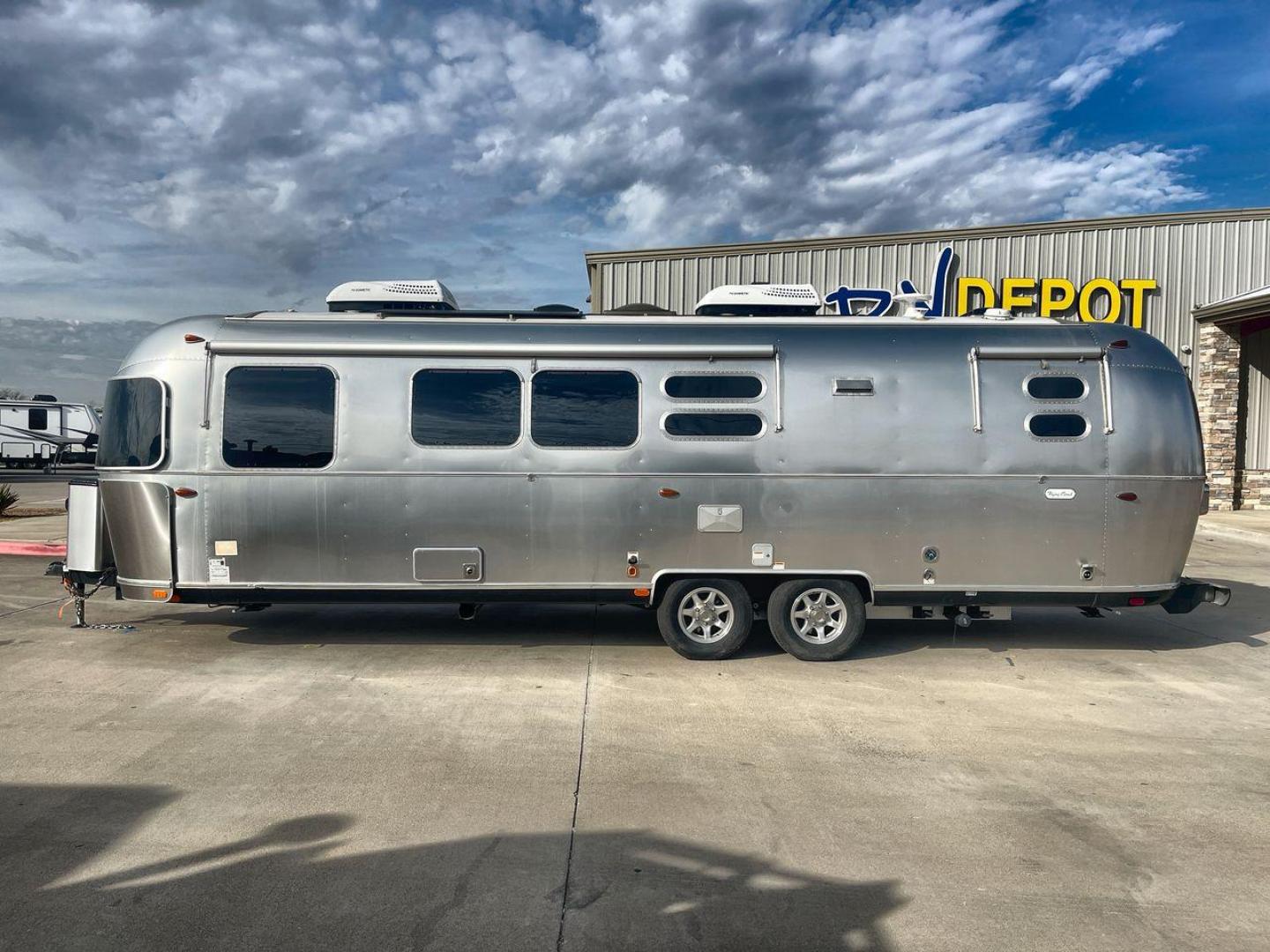 2023 AIRSTREAM FLYING CLOUD 30FB (1STC9YP21PJ) , Length: 30.83 ft | Dry Weight: 6,672 lbs | Gross Weight: 8,800 lbs | Slides: 0 transmission, located at 4319 N Main Street, Cleburne, TX, 76033, (817) 221-0660, 32.435829, -97.384178 - With a length of 30.83 feet, the 2023 Airstream Flying Cloud 30FB provides ample space for a luxurious camping experience. Its dry weight of 6,672 lbs makes it relatively lightweight for towing, while its gross weight capacity of 8,800 lbs ensures you can pack all the essentials for your trip. The i - Photo#24