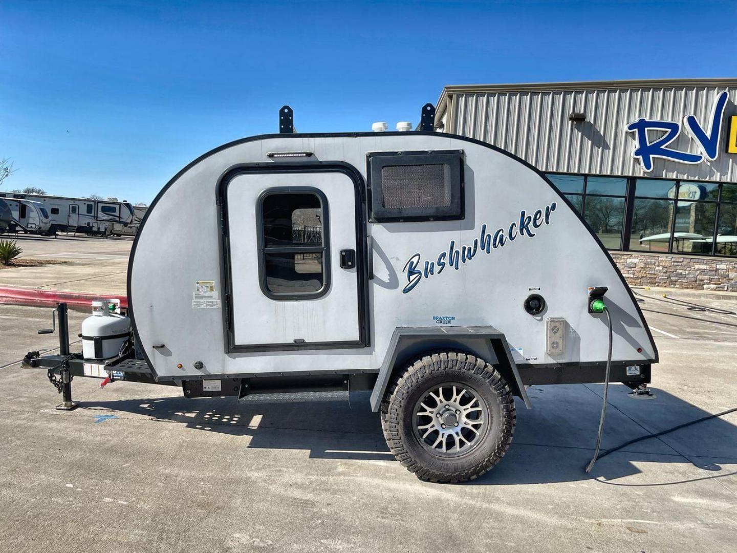 2023 BRAXTON CREEK BUSHWHACKER 10BH (7HFB1KB12P1) , Length: 10 ft | Dry Weight: 1,480 lbs | Gross Weight: 2,340 lbs | Slides: 0 transmission, located at 4319 N Main Street, Cleburne, TX, 76033, (817) 221-0660, 32.435829, -97.384178 - The exterior of this used Bushwhacker teardrop trailer is built for adventure with a compact yet sturdy design. Measuring 10 feet in length and weighing just 1,480 pounds dry, it's lightweight and easy to tow, making it perfect for off-road excursions. Its gross weight capacity of 2,340 pounds allow - Photo#21