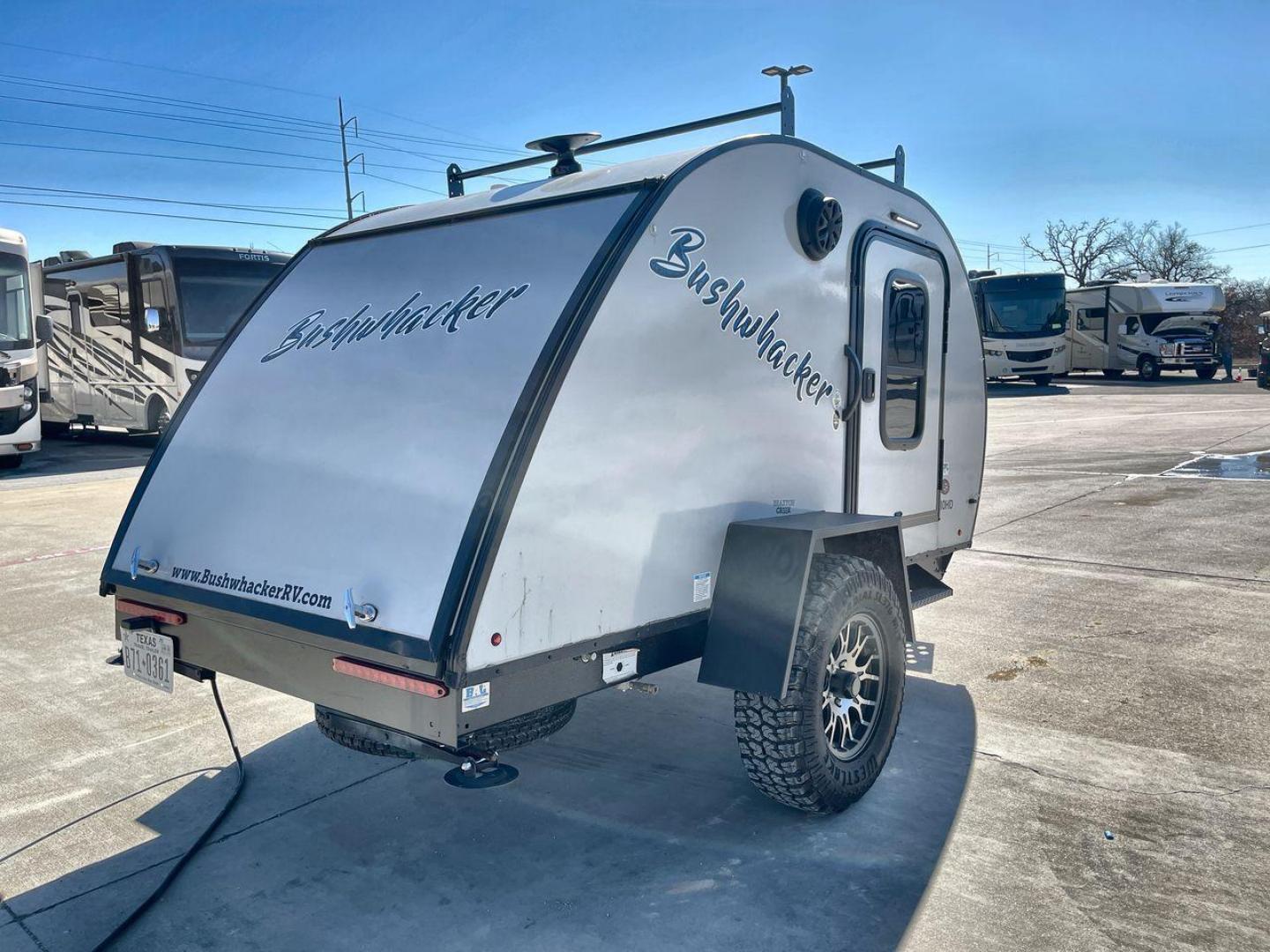 2023 BRAXTON CREEK BUSHWHACKER 10BH (7HFB1KB12P1) , Length: 10 ft | Dry Weight: 1,480 lbs | Gross Weight: 2,340 lbs | Slides: 0 transmission, located at 4319 N Main Street, Cleburne, TX, 76033, (817) 221-0660, 32.435829, -97.384178 - The exterior of this used Bushwhacker teardrop trailer is built for adventure with a compact yet sturdy design. Measuring 10 feet in length and weighing just 1,480 pounds dry, it's lightweight and easy to tow, making it perfect for off-road excursions. Its gross weight capacity of 2,340 pounds allow - Photo#22