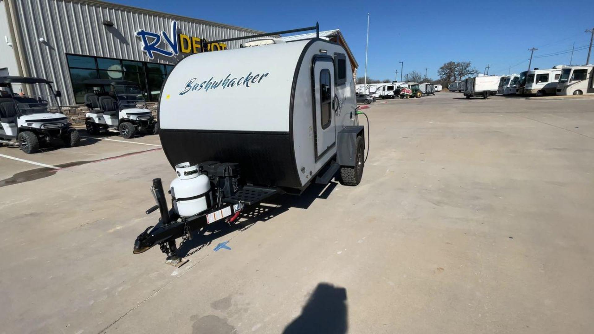 2023 BRAXTON CREEK BUSHWHACKER 10BH (7HFB1KB12P1) , Length: 10 ft | Dry Weight: 1,480 lbs | Gross Weight: 2,340 lbs | Slides: 0 transmission, located at 4319 N Main Street, Cleburne, TX, 76033, (817) 221-0660, 32.435829, -97.384178 - The exterior of this used Bushwhacker teardrop trailer is built for adventure with a compact yet sturdy design. Measuring 10 feet in length and weighing just 1,480 pounds dry, it's lightweight and easy to tow, making it perfect for off-road excursions. Its gross weight capacity of 2,340 pounds allow - Photo#5