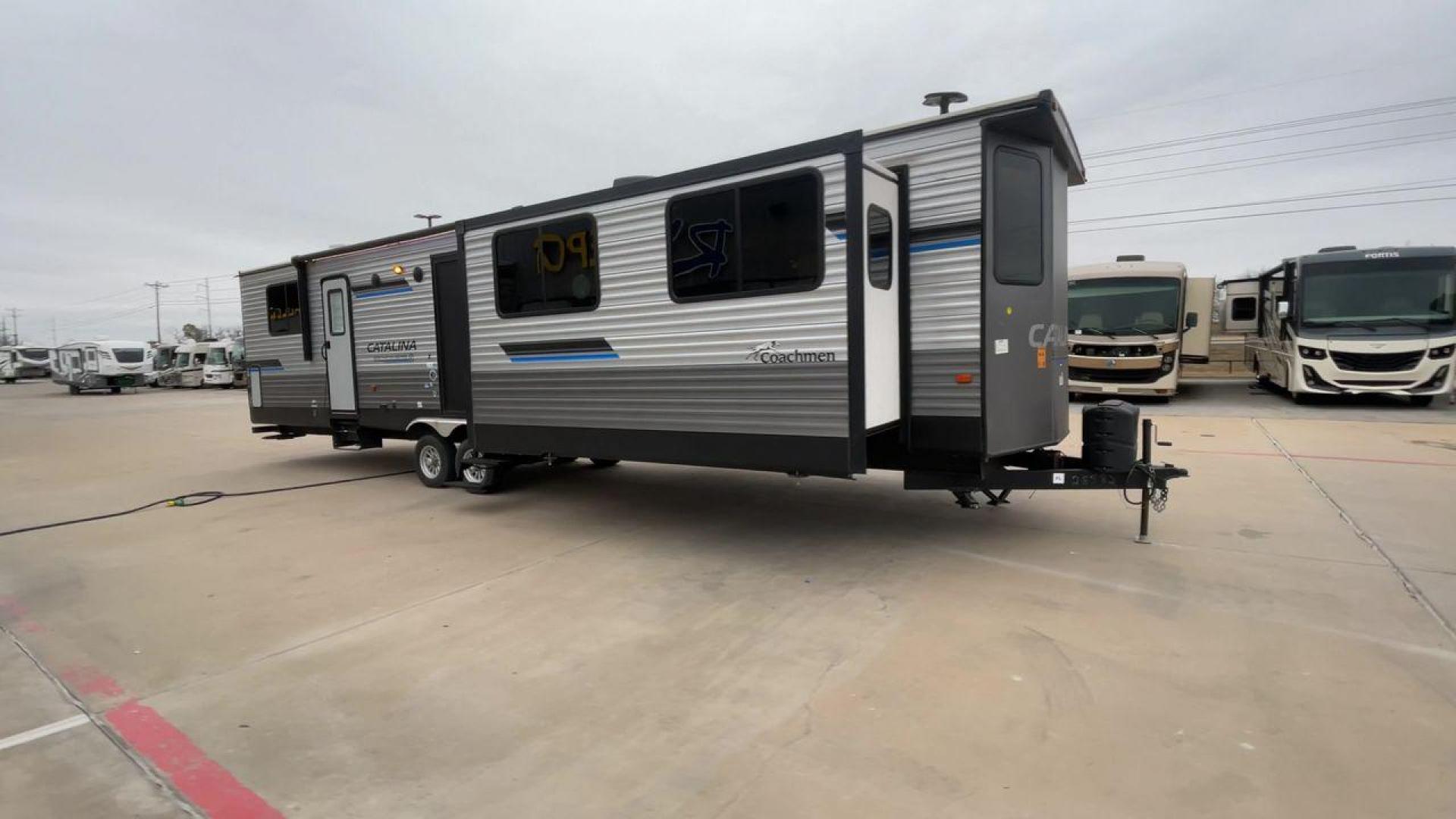 2023 COACHMEN CATALINA 39MKTS (5ZT2CA4B8PX) , Length: 40.92 ft | Dry Weight: 9,409 lbs | Gross Weight: 11,000 lbs | Slides: 3 transmission, located at 4319 N Main Street, Cleburne, TX, 76033, (817) 221-0660, 32.435829, -97.384178 - The Coachmen Catalina 39MKTS (Destination Series) RV has a sleek and modern exterior, designed for comfort and durability. At 40.92 ft long, its high-quality aluminum siding is accented with bold blue and black graphics, giving it a striking look that stands out in any RV park or campground. The dua - Photo#3