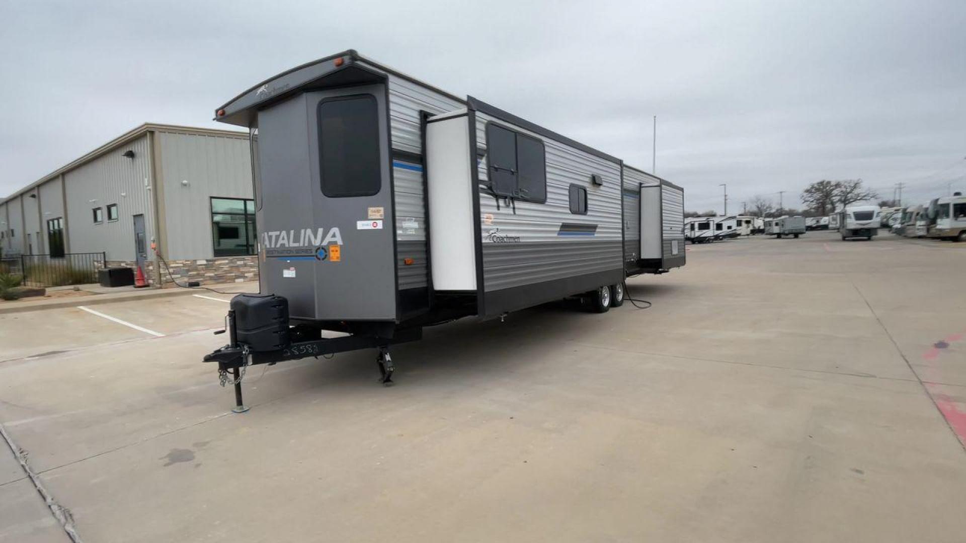 2023 COACHMEN CATALINA 39MKTS (5ZT2CA4B8PX) , Length: 40.92 ft | Dry Weight: 9,409 lbs | Gross Weight: 11,000 lbs | Slides: 3 transmission, located at 4319 N Main Street, Cleburne, TX, 76033, (817) 221-0660, 32.435829, -97.384178 - The Coachmen Catalina 39MKTS (Destination Series) RV has a sleek and modern exterior, designed for comfort and durability. At 40.92 ft long, its high-quality aluminum siding is accented with bold blue and black graphics, giving it a striking look that stands out in any RV park or campground. The dua - Photo#5