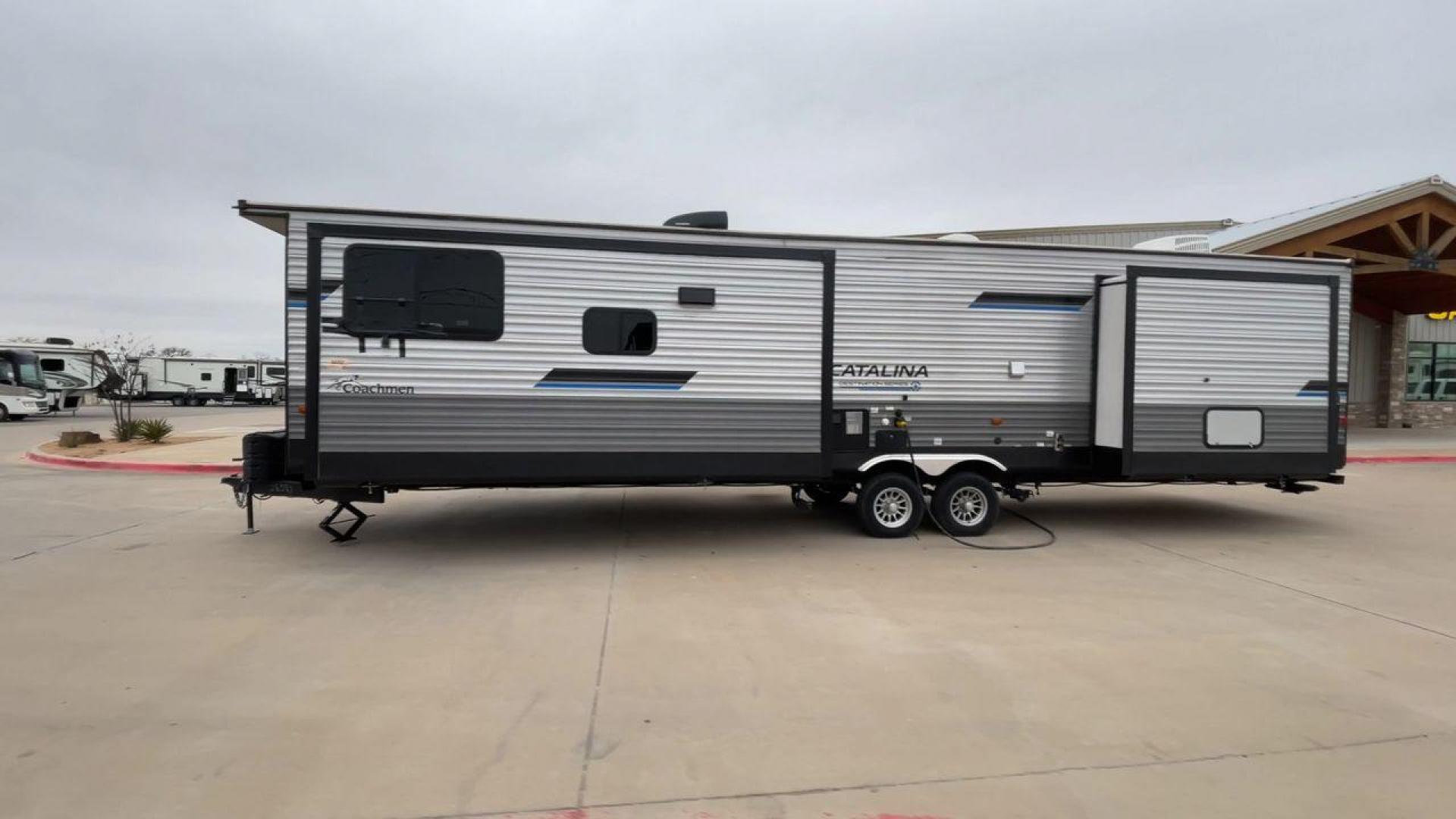 2023 COACHMEN CATALINA 39MKTS (5ZT2CA4B8PX) , Length: 40.92 ft | Dry Weight: 9,409 lbs | Gross Weight: 11,000 lbs | Slides: 3 transmission, located at 4319 N Main Street, Cleburne, TX, 76033, (817) 221-0660, 32.435829, -97.384178 - The Coachmen Catalina 39MKTS (Destination Series) RV has a sleek and modern exterior, designed for comfort and durability. At 40.92 ft long, its high-quality aluminum siding is accented with bold blue and black graphics, giving it a striking look that stands out in any RV park or campground. The dua - Photo#6