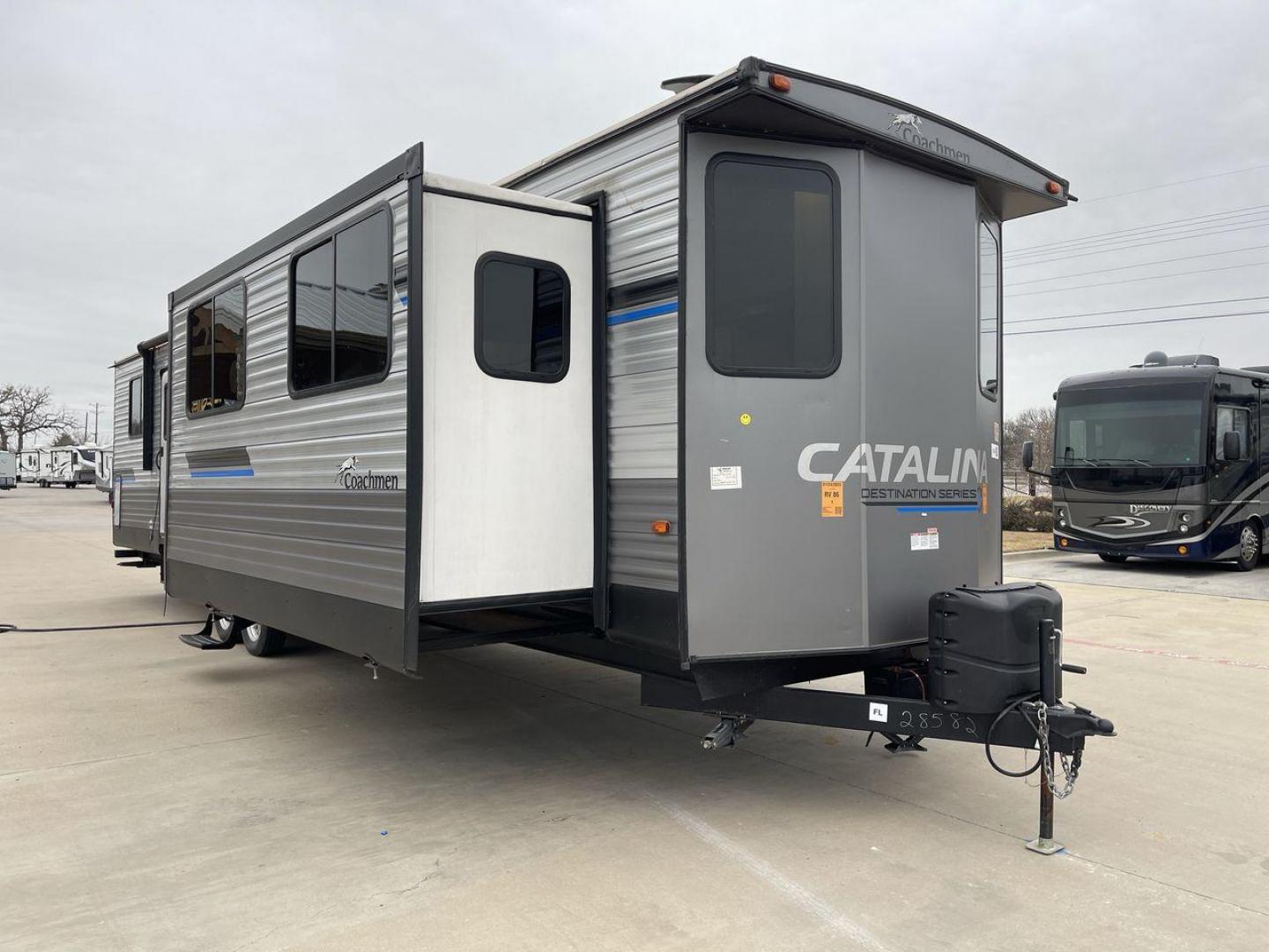 2023 COACHMEN CATALINA 39MKTS (5ZT2CA4B8PX) , Length: 40.92 ft | Dry Weight: 9,409 lbs | Gross Weight: 11,000 lbs | Slides: 3 transmission, located at 4319 N Main Street, Cleburne, TX, 76033, (817) 221-0660, 32.435829, -97.384178 - The Coachmen Catalina 39MKTS (Destination Series) RV has a sleek and modern exterior, designed for comfort and durability. At 40.92 ft long, its high-quality aluminum siding is accented with bold blue and black graphics, giving it a striking look that stands out in any RV park or campground. The dua - Photo#23