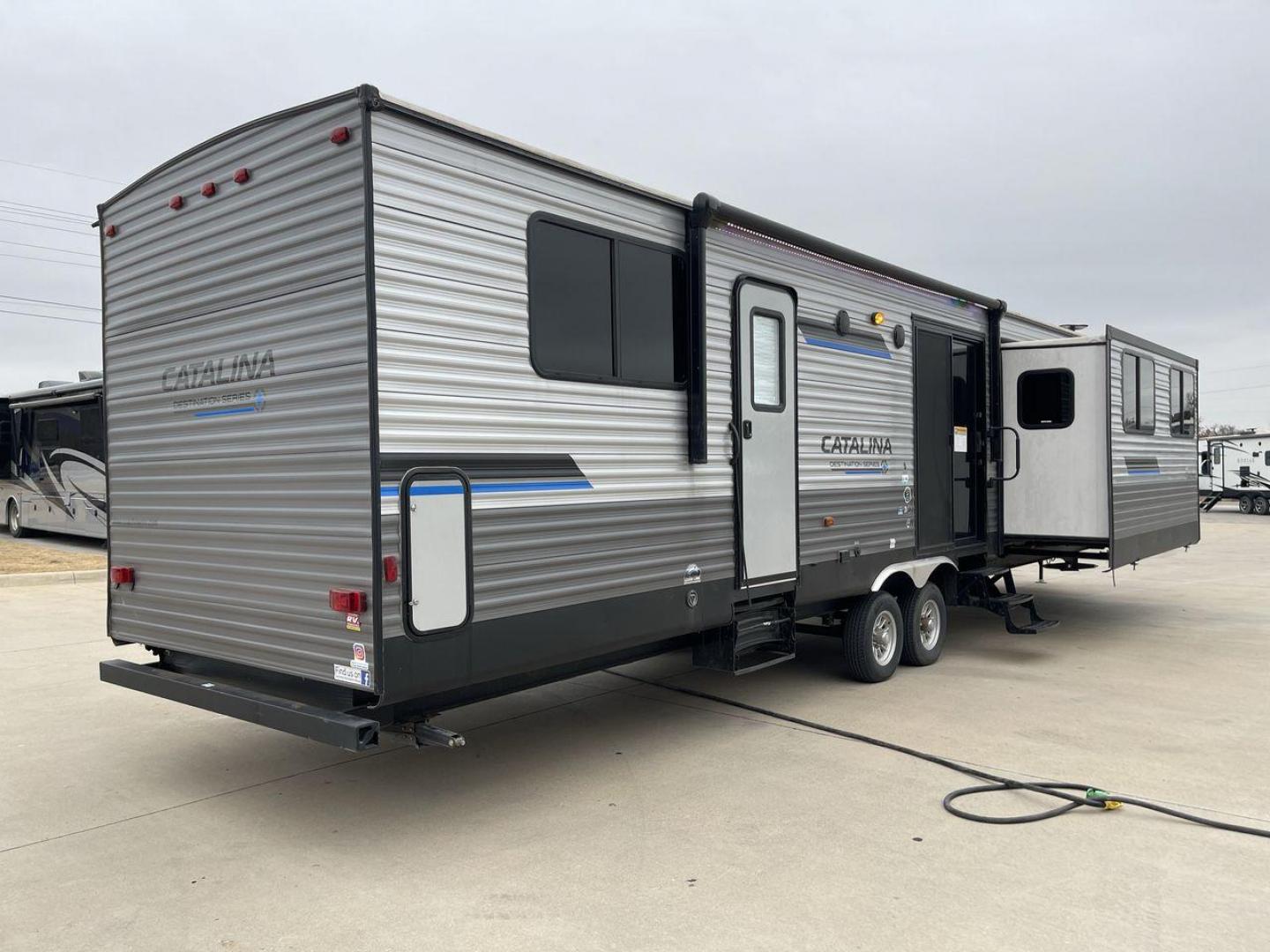 2023 COACHMEN CATALINA 39MKTS (5ZT2CA4B8PX) , Length: 40.92 ft | Dry Weight: 9,409 lbs | Gross Weight: 11,000 lbs | Slides: 3 transmission, located at 4319 N Main Street, Cleburne, TX, 76033, (817) 221-0660, 32.435829, -97.384178 - The Coachmen Catalina 39MKTS (Destination Series) RV has a sleek and modern exterior, designed for comfort and durability. At 40.92 ft long, its high-quality aluminum siding is accented with bold blue and black graphics, giving it a striking look that stands out in any RV park or campground. The dua - Photo#25