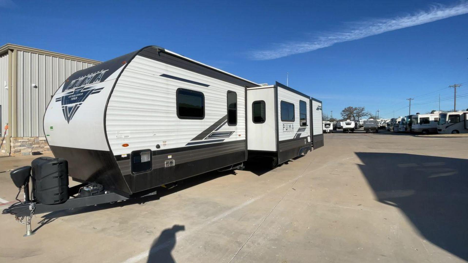 2023 FOREST RIVER PUMA 32BH2B (4X4TPUH21PP) , Length: 38.5 ft. | Dry Weight: 9,023 lbs. | Gross Weight: 11,230 lbs | Slides: 3 transmission, located at 4319 N Main Street, Cleburne, TX, 76033, (817) 221-0660, 32.435829, -97.384178 - With its ample space and adaptability, the 2023 Palomino Puma 32BH2B travel trailer is perfect for hosting extended families and gatherings. This model provides generous living space while maintaining excellent maneuverability on the road. It measures 38.5 feet in length and has a dry weight of 9,02 - Photo#5