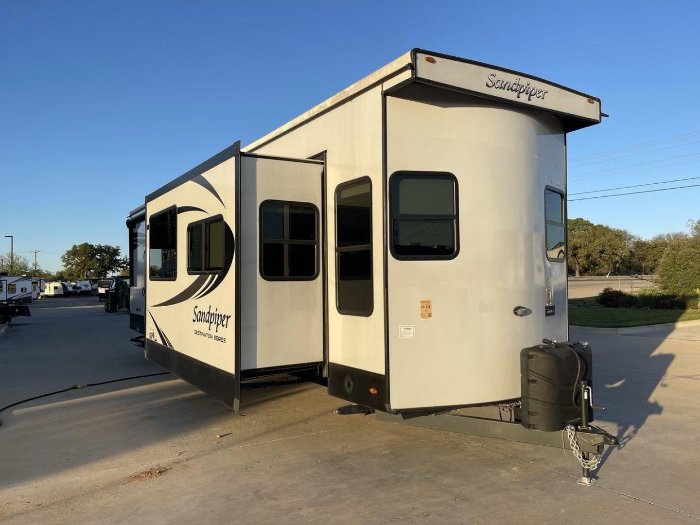 2023 FOREST RIVER SANDPIPER 399LOFT (4X4TSAS27PJ) , Length: 40.67 ft. | Dry Weight: 10,939 lbs. | Gross Weight: 13,619 lbs. | Slides: 3 transmission, located at 4319 N Main Street, Cleburne, TX, 76033, (817) 221-0660, 32.435829, -97.384178 - Photo#22