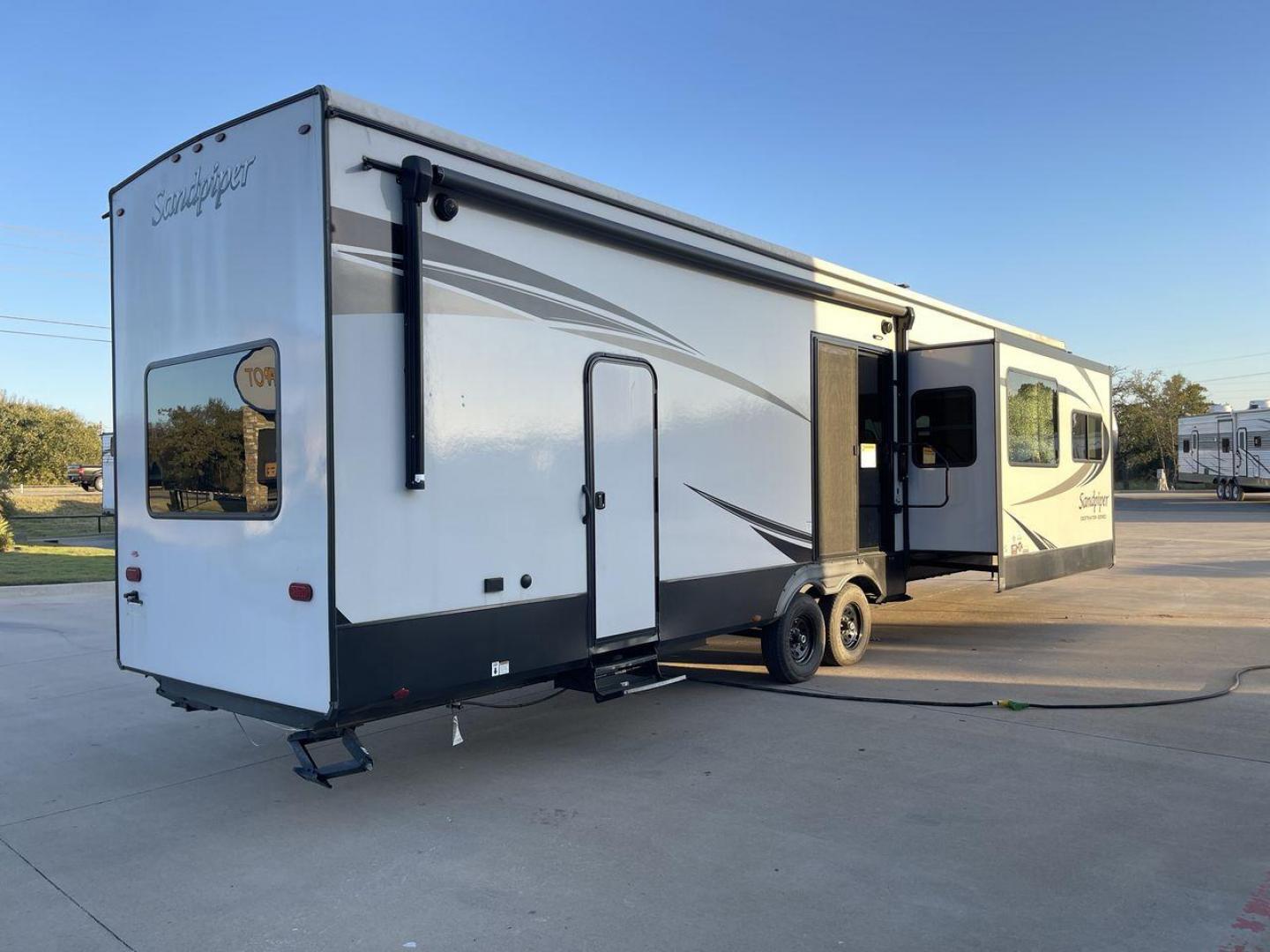 2023 FOREST RIVER SANDPIPER 399LOFT (4X4TSAS27PJ) , Length: 40.67 ft. | Dry Weight: 10,939 lbs. | Gross Weight: 13,619 lbs. | Slides: 3 transmission, located at 4319 N Main Street, Cleburne, TX, 76033, (817) 221-0660, 32.435829, -97.384178 - Photo#24