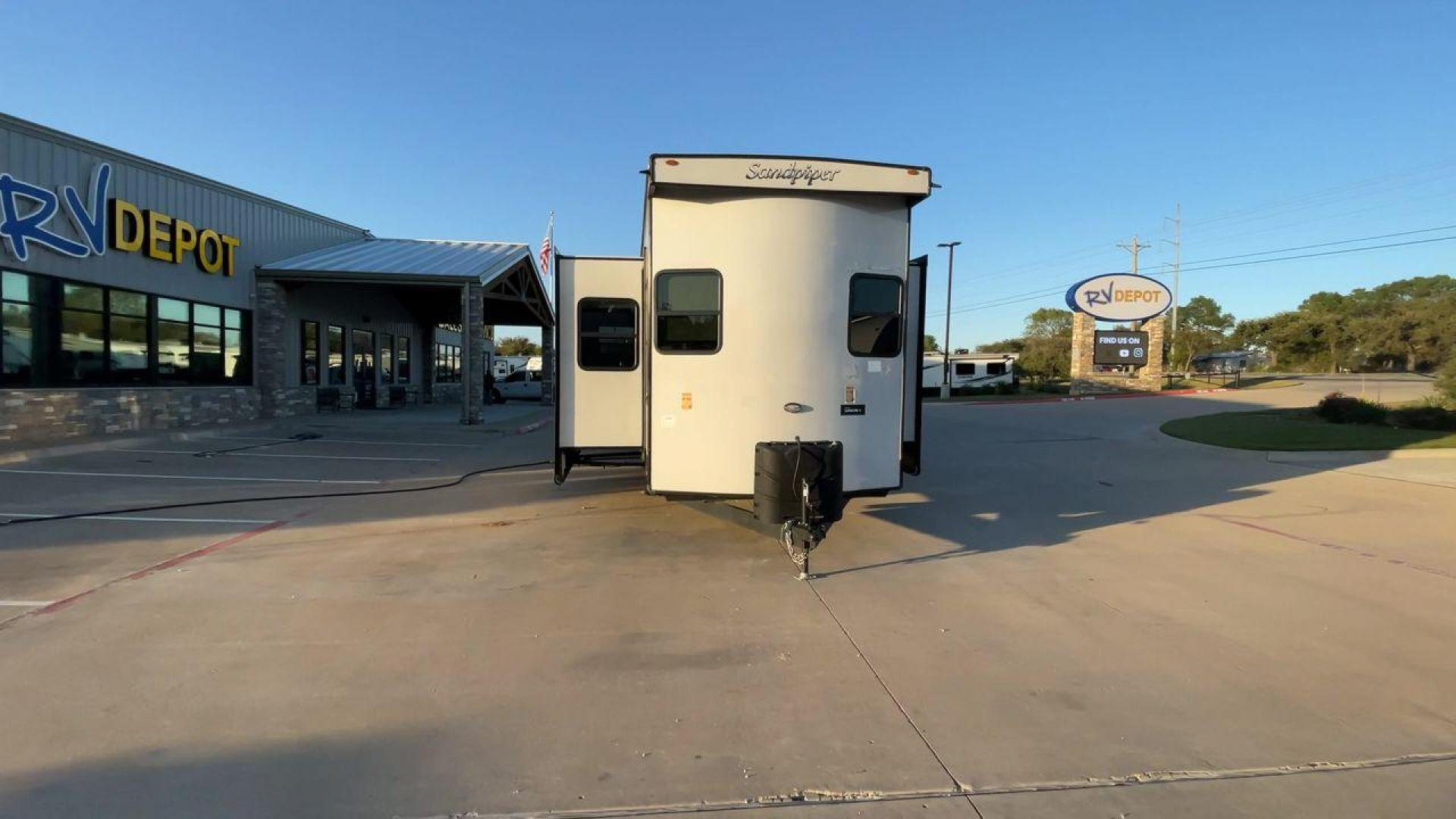 2023 FOREST RIVER SANDPIPER 399LOFT (4X4TSAS27PJ) , Length: 40.67 ft. | Dry Weight: 10,939 lbs. | Gross Weight: 13,619 lbs. | Slides: 3 transmission, located at 4319 N Main Street, Cleburne, TX, 76033, (817) 221-0660, 32.435829, -97.384178 - Photo#4