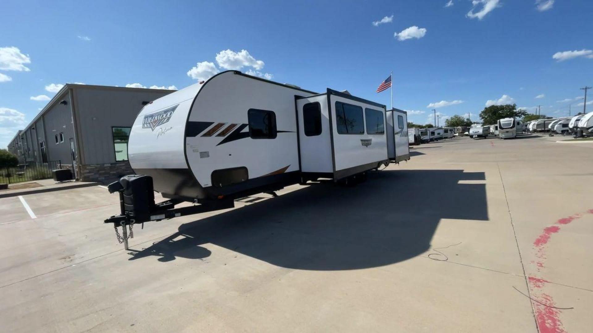 2023 FOREST RIVER WILDWOOD 31KQBTS (4X4TWDG27P8) , Length: 36.58 ft. | Dry Weight: 8,573 lbs. | Gross Weight: 9,865 lbs. | Slides: 3 transmission, located at 4319 N Main Street, Cleburne, TX, 76033, (817) 221-0660, 32.435829, -97.384178 - Photo#5