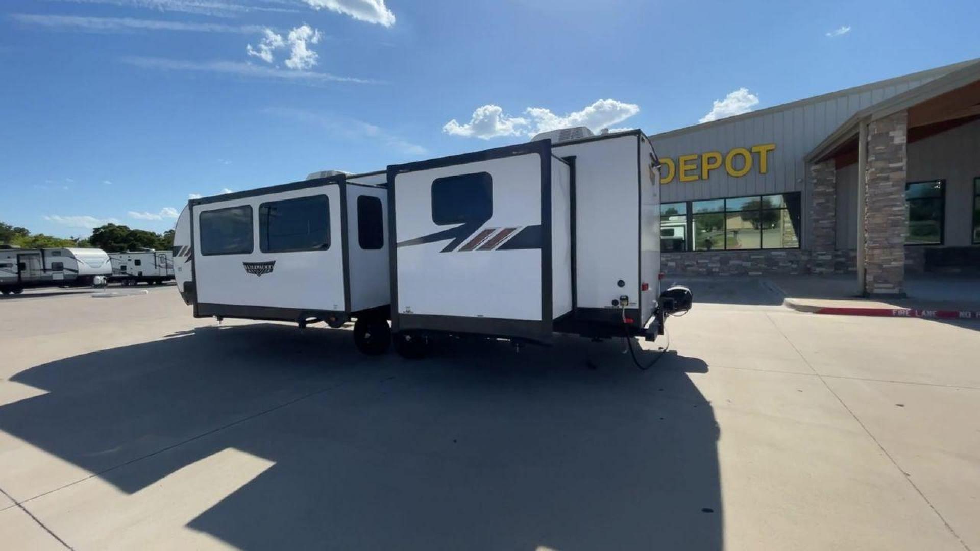 2023 FOREST RIVER WILDWOOD 31KQBTS (4X4TWDG27P8) , Length: 36.58 ft. | Dry Weight: 8,573 lbs. | Gross Weight: 9,865 lbs. | Slides: 3 transmission, located at 4319 N Main Street, Cleburne, TX, 76033, (817) 221-0660, 32.435829, -97.384178 - Photo#7