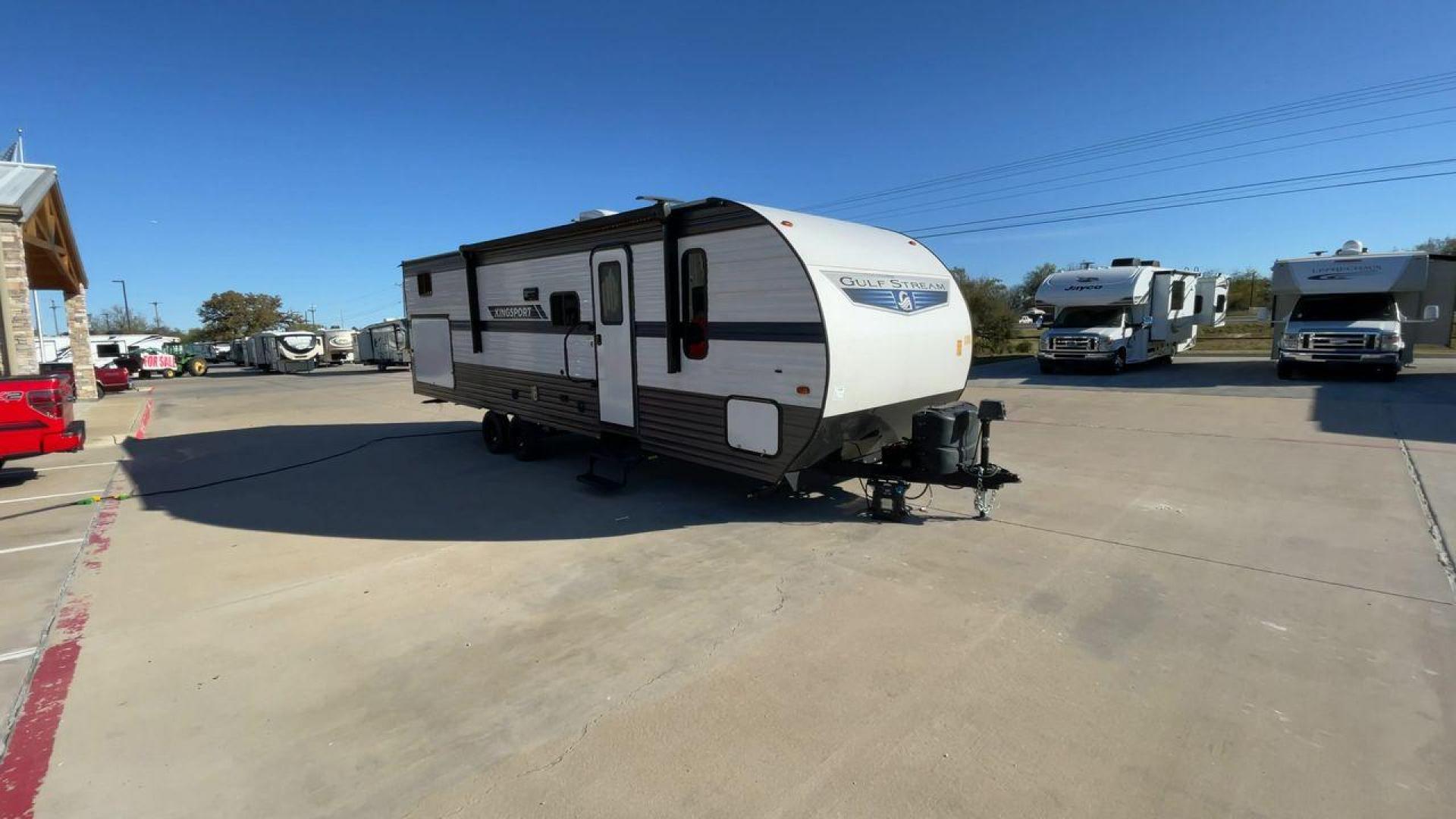 2023 GULFSTREAM KINGSPORT 279BH (1NL1G3322P1) , Length: 32.5 ft. | Dry Weight: 6,300 lbs. | Slides: 1 transmission, located at 4319 N Main Street, Cleburne, TX, 76033, (817) 221-0660, 32.435829, -97.384178 - Photo#3