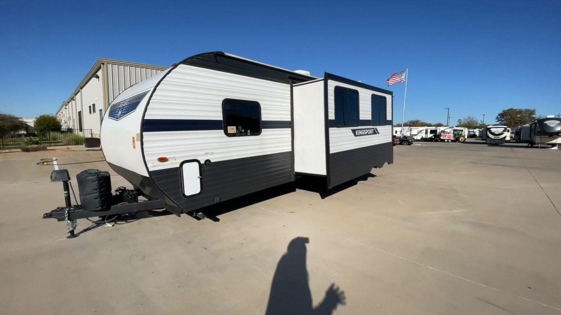 2023 GULFSTREAM KINGSPORT 279BH (1NL1G3322P1) , Length: 32.5 ft. | Dry Weight: 6,300 lbs. | Slides: 1 transmission, located at 4319 N Main Street, Cleburne, TX, 76033, (817) 221-0660, 32.435829, -97.384178 - Photo#5