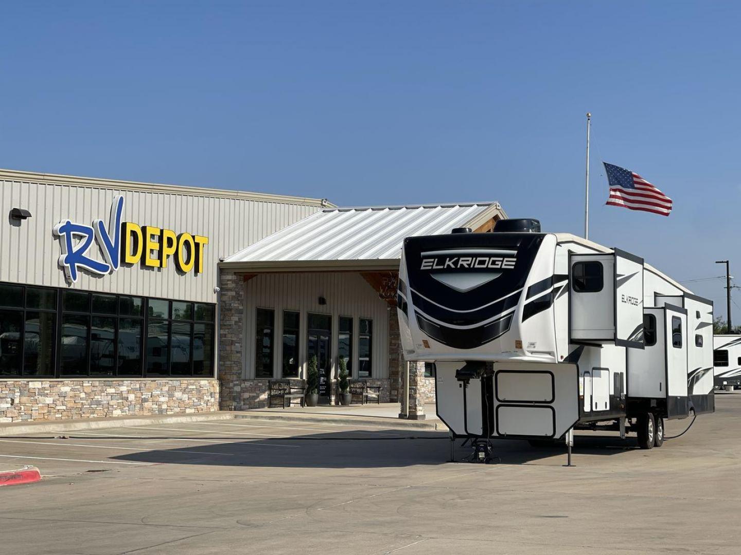 2023 HEARTLAND ELKRIDGE 38MB (5SFRG4322PE) , Length: 42.5 ft. | Dry Weight: 12,615 lbs. | Gross Weight: 16,000 lbs. | Slides: 4 transmission, located at 4319 N Main Street, Cleburne, TX, 76033, (817) 221-0660, 32.435829, -97.384178 - Photo#0