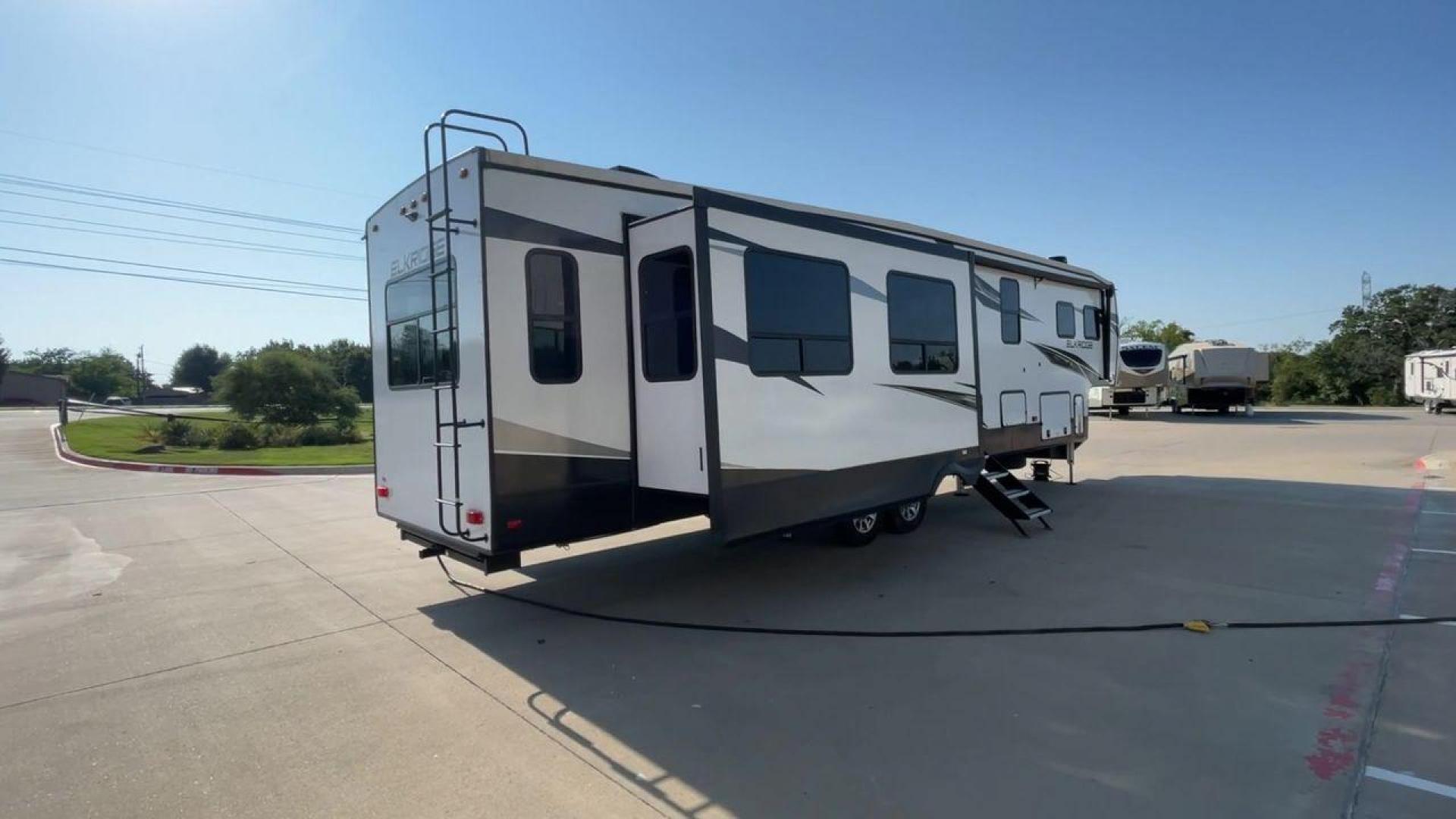 2023 HEARTLAND ELKRIDGE 38MB (5SFRG4322PE) , Length: 42.5 ft. | Dry Weight: 12,615 lbs. | Gross Weight: 16,000 lbs. | Slides: 4 transmission, located at 4319 N Main Street, Cleburne, TX, 76033, (817) 221-0660, 32.435829, -97.384178 - Photo#1