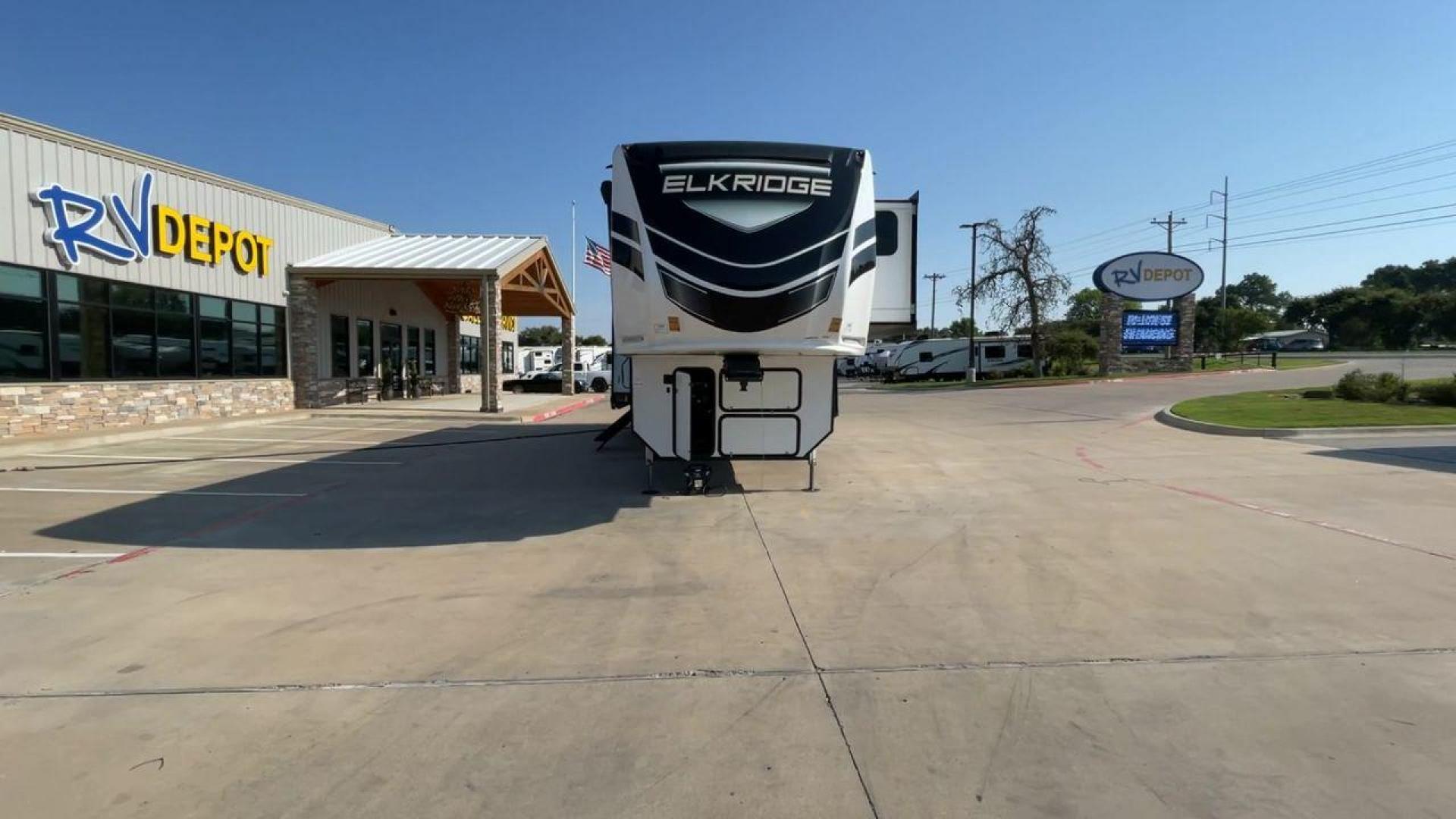 2023 HEARTLAND ELKRIDGE 38MB (5SFRG4322PE) , Length: 42.5 ft. | Dry Weight: 12,615 lbs. | Gross Weight: 16,000 lbs. | Slides: 4 transmission, located at 4319 N Main Street, Cleburne, TX, 76033, (817) 221-0660, 32.435829, -97.384178 - Photo#4