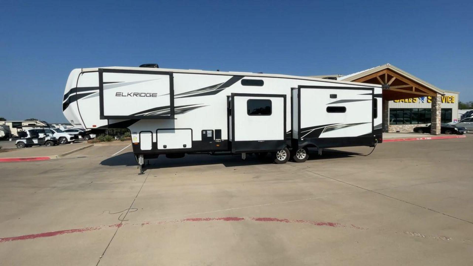 2023 HEARTLAND ELKRIDGE 38MB (5SFRG4322PE) , Length: 42.5 ft. | Dry Weight: 12,615 lbs. | Gross Weight: 16,000 lbs. | Slides: 4 transmission, located at 4319 N Main Street, Cleburne, TX, 76033, (817) 221-0660, 32.435829, -97.384178 - Photo#6