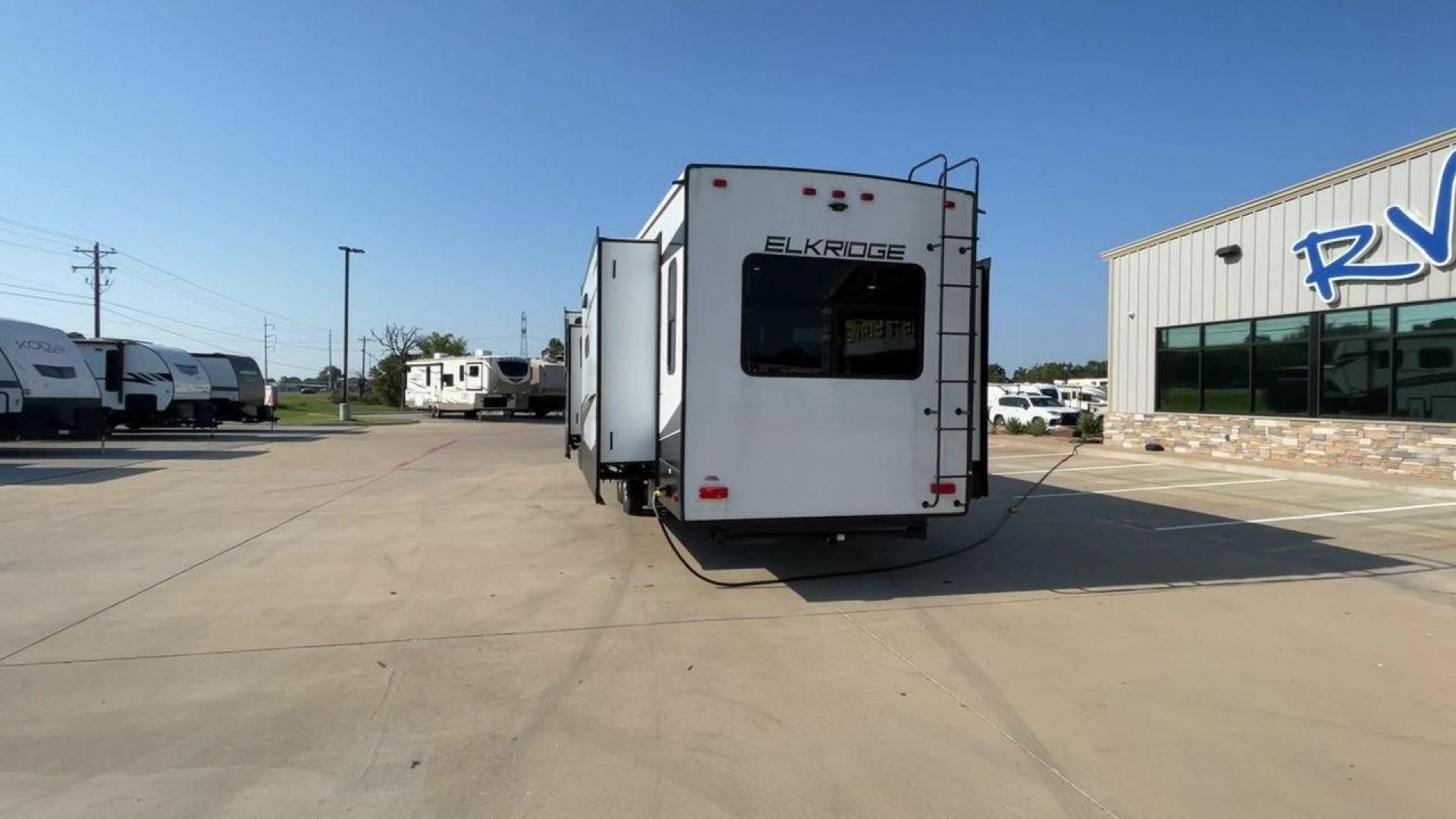 2023 HEARTLAND ELKRIDGE 38MB (5SFRG4322PE) , Length: 42.5 ft. | Dry Weight: 12,615 lbs. | Gross Weight: 16,000 lbs. | Slides: 4 transmission, located at 4319 N Main Street, Cleburne, TX, 76033, (817) 221-0660, 32.435829, -97.384178 - Photo#8