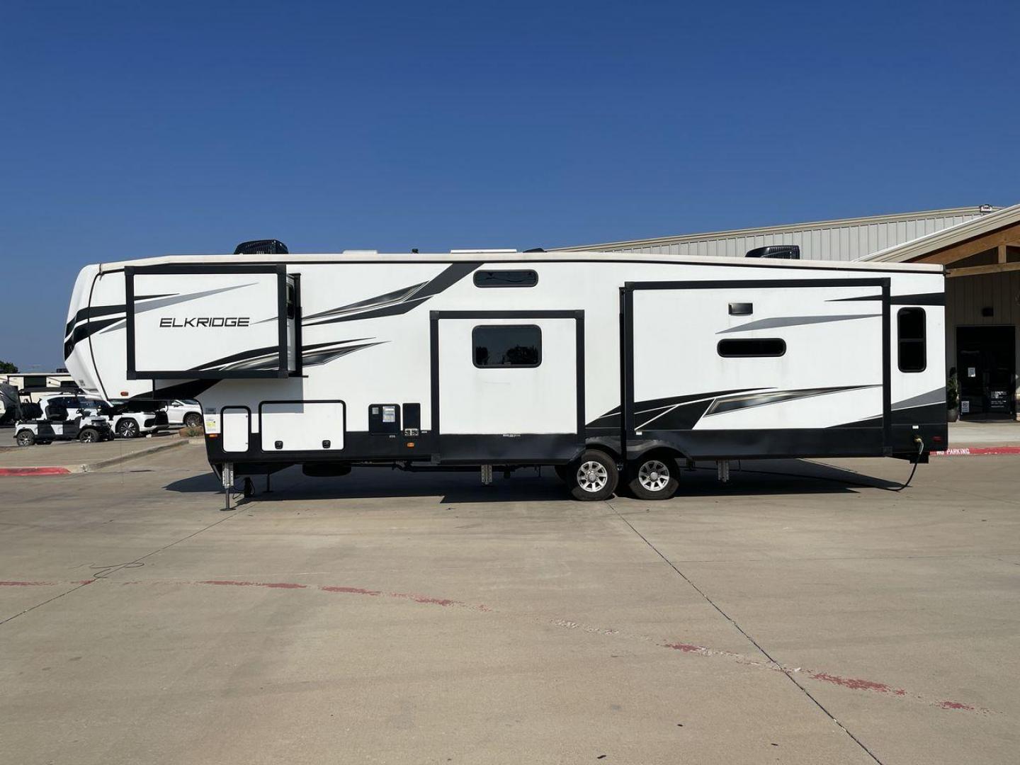 2023 HEARTLAND ELKRIDGE 38MB (5SFRG4322PE) , Length: 42.5 ft. | Dry Weight: 12,615 lbs. | Gross Weight: 16,000 lbs. | Slides: 4 transmission, located at 4319 N Main Street, Cleburne, TX, 76033, (817) 221-0660, 32.435829, -97.384178 - Photo#24