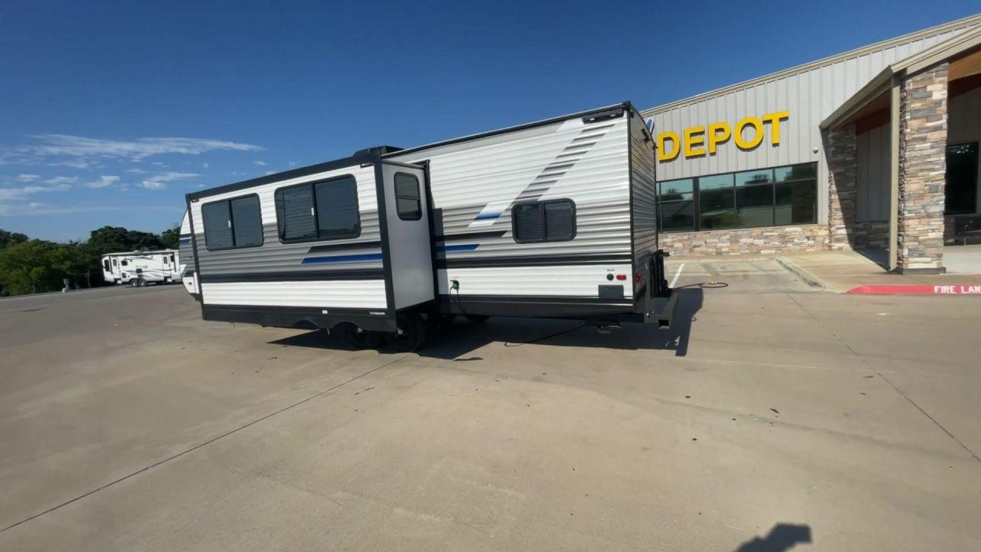 2023 HEARTLAND PIONEER QB300 (5SFPB3527PE) , Length: 35 ft. | Dry Weight: 6,896 lbs.| Gross Weight: 9,000 lbs. | Slides: 1 transmission, located at 4319 N Main Street, Cleburne, TX, 76033, (817) 221-0660, 32.435829, -97.384178 - Photo#7