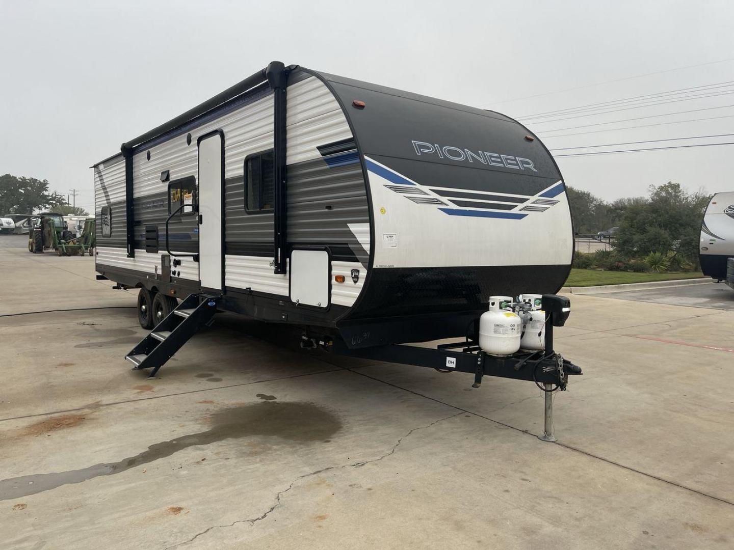 2023 HEARTLAND PIONEER QB300 (5SFPB3524PE) , Length: 35 ft. | Dry Weight: 6,896 lbs. | Gross Weight: 9,000 lbs. | Slides: 1 transmission, located at 4319 N Main Street, Cleburne, TX, 76033, (817) 221-0660, 32.435829, -97.384178 - The 2023 Heartland Pioneer QB300 is a spacious travel trailer, perfect for family adventures. Measuring 35 feet in length, it features a single slideout, which significantly expands the interior space, creating a comfortable living environment. With a dry weight of 6,896 lbs and a gross weight of 9, - Photo#21